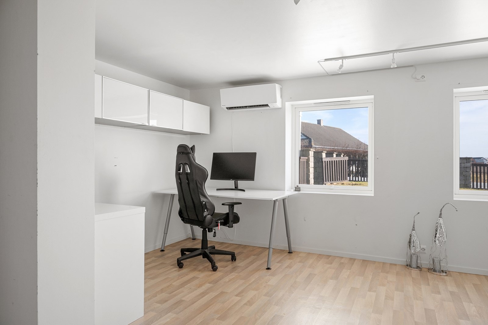 Store vindusflater gir godt lysinnslipp. Galleribilde