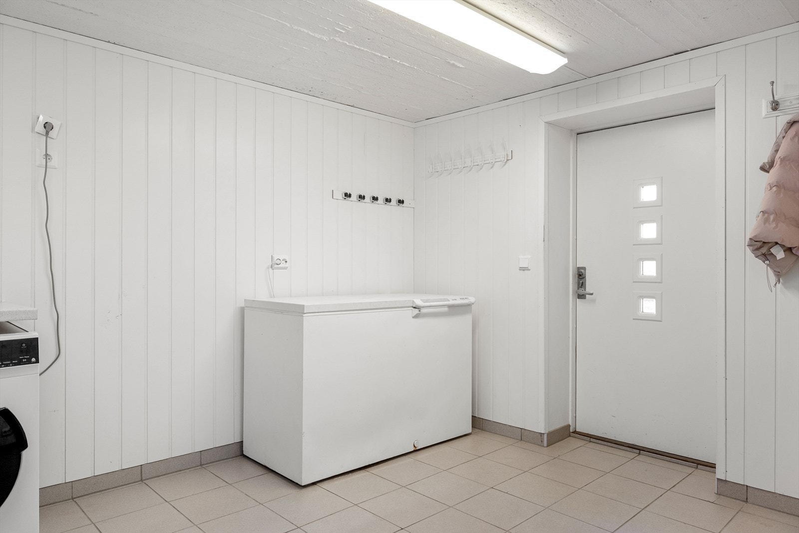 Praktisk vaskerom med egen inngang i underetasjen. Galleribilde