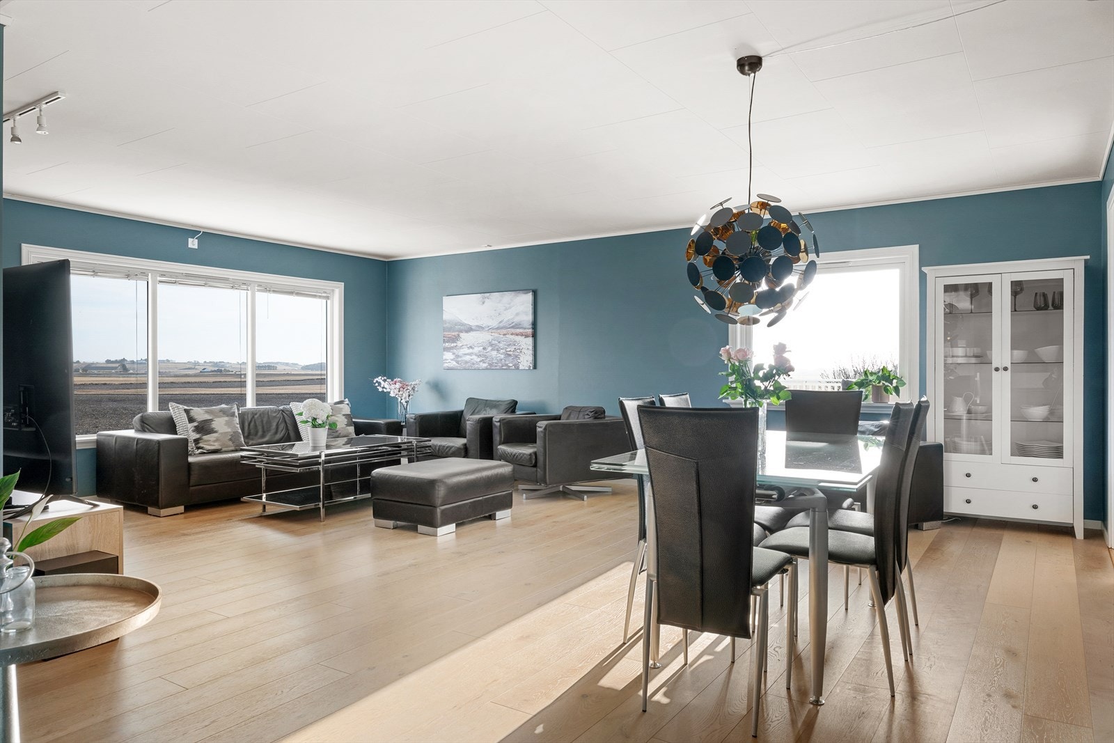 Boligen går over tre plan og byr på en lys og behagelig atmosfære med en svært praktisk planløsning hvor alt det viktigste ligger på ett plan i hovedetasjen. Galleribilde