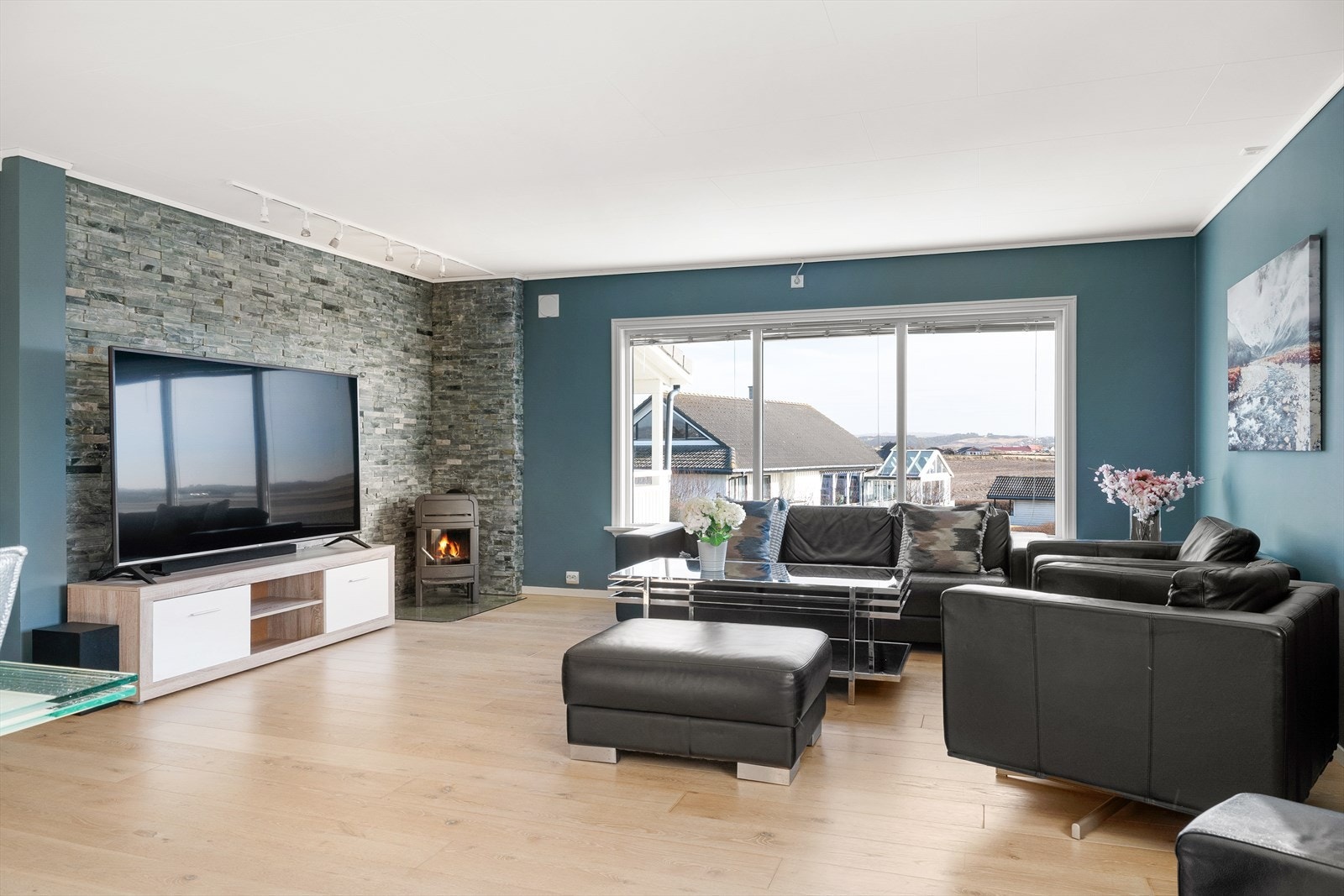 Midt i rommet finner du en vedovn som gir varme og en lun stemning, spesielt på kjølige høst- og vinterkvelder. Galleribilde