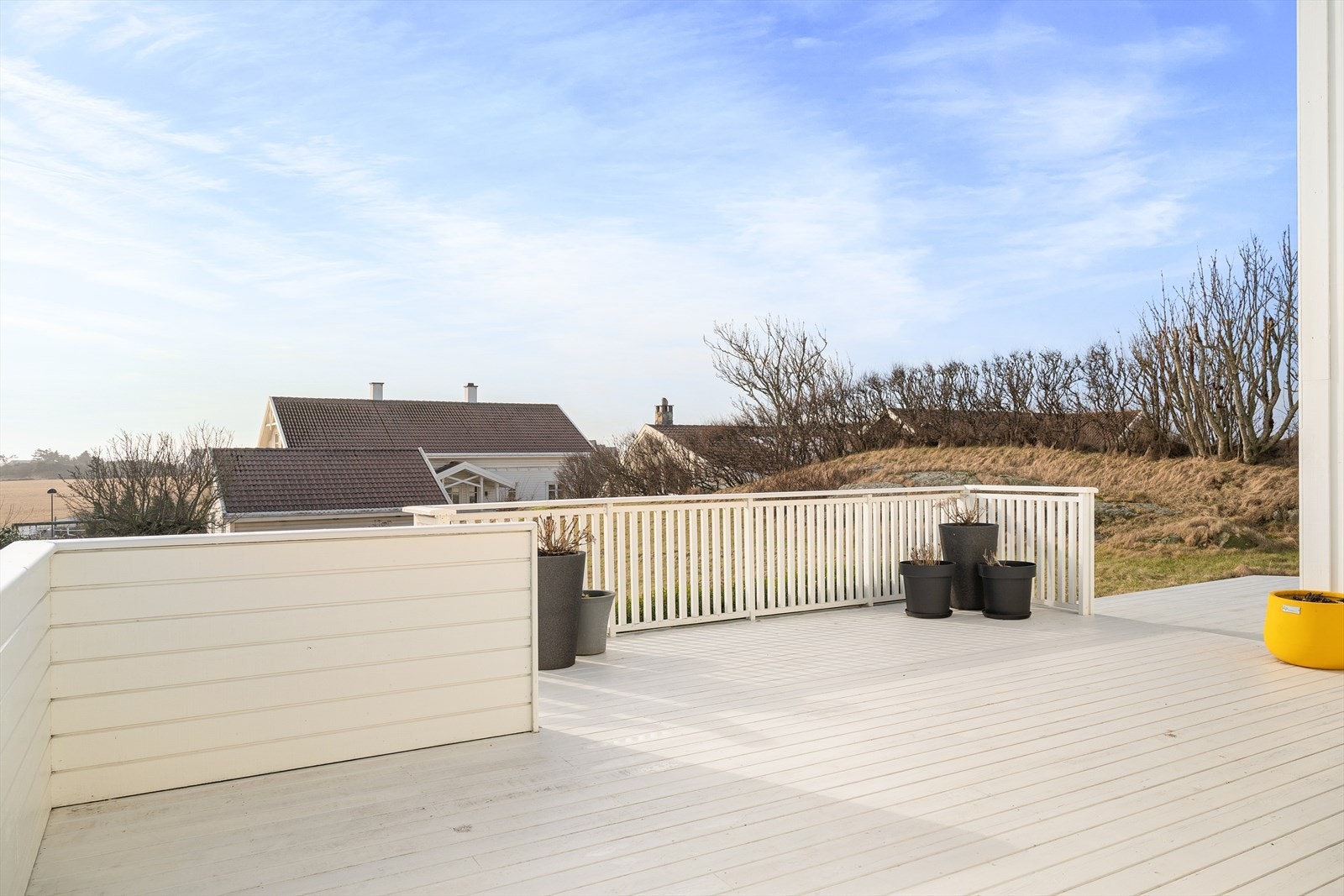 Her får du en romslig enebolig, stor tomt, sjøutsikt og nærhet til både strand og natur. Galleribilde