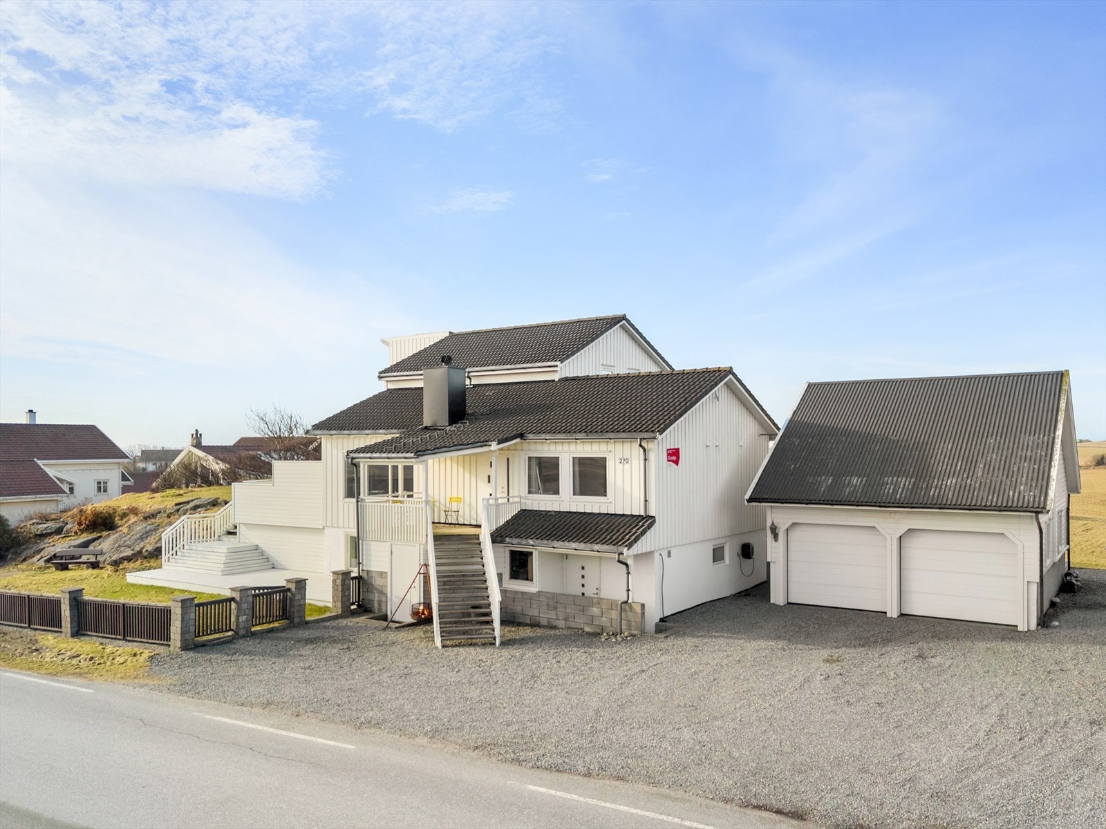 Dobbel garasje med loft (innredning av loft er ikke søkt om) og stort gårdsrom med god plass til parkering. Galleribilde