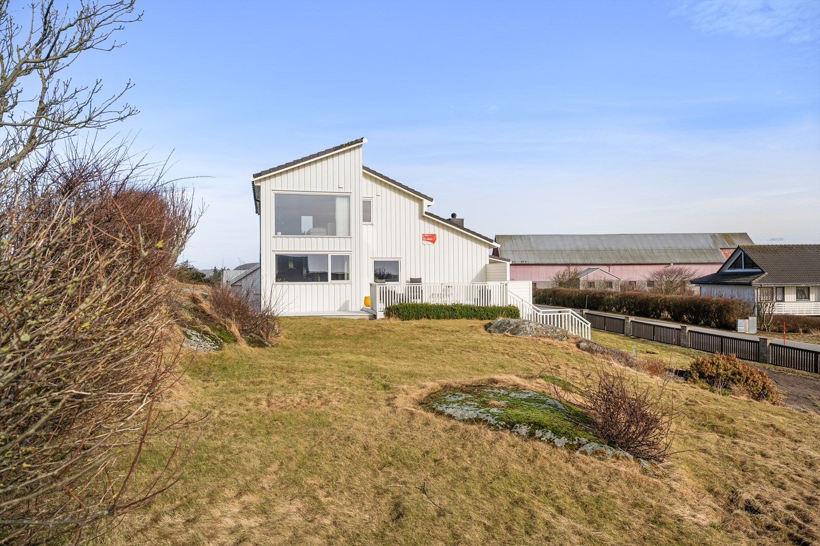 Attraktiv og familievennlig enebolig med stor tomt med medfølgende robotgressklippere. Galleribilde