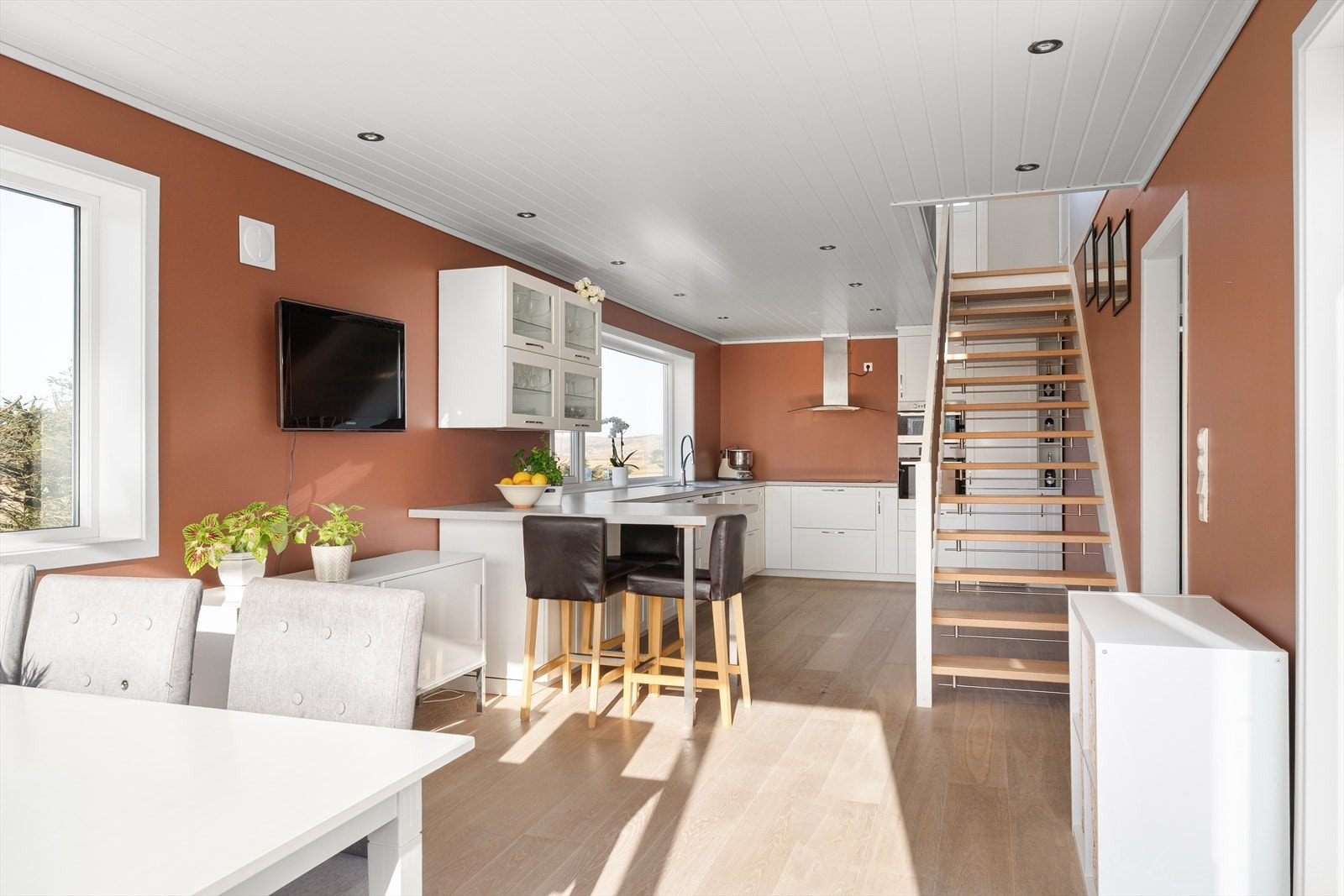 Her får du rikelig med både benke- og skapplass og rommet er perfekt utformet for matlaging, samvær og hverdagsflyt. Galleribilde