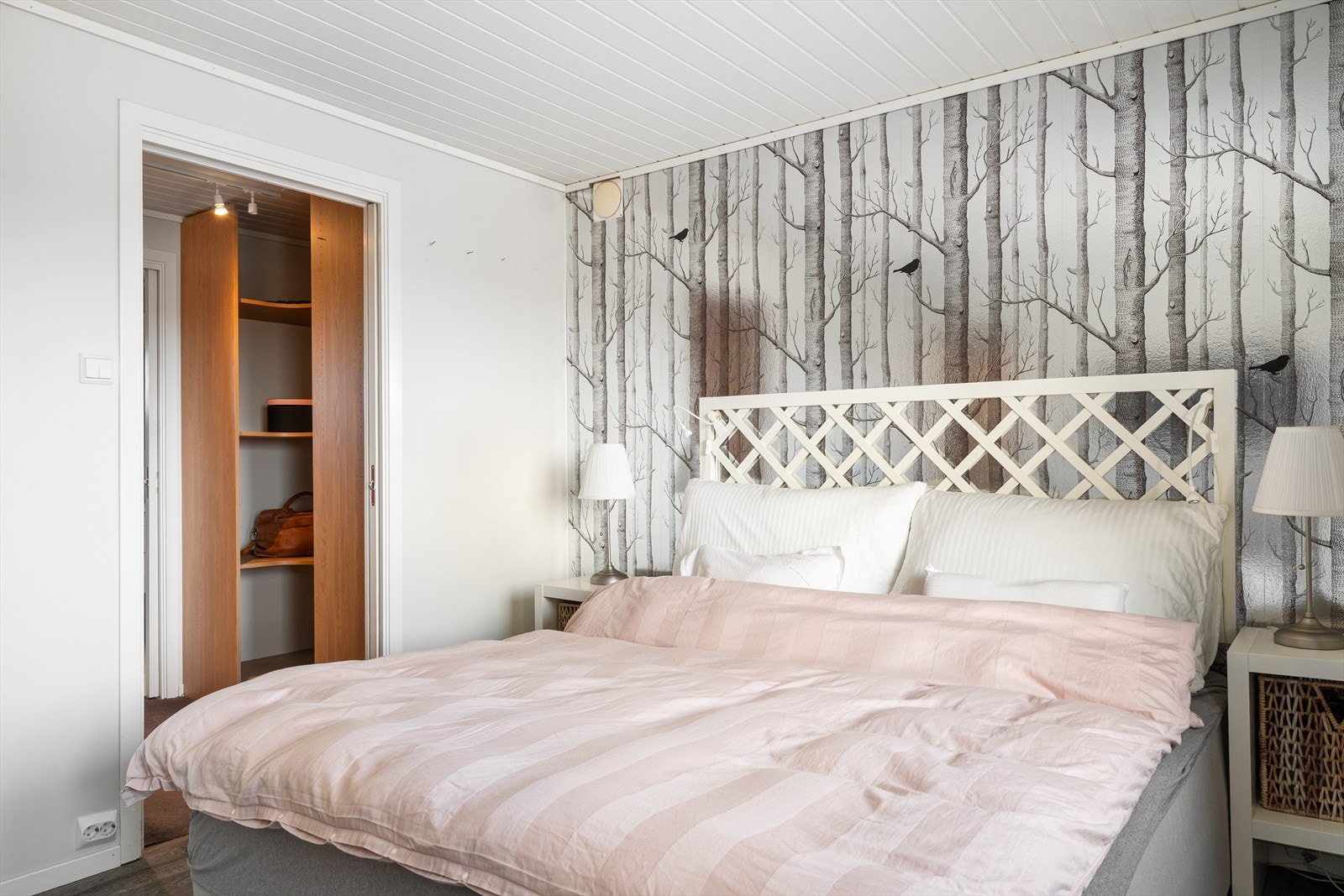 Hovedsoverommet ligger praktisk plassert i hovedetasjen. Galleribilde