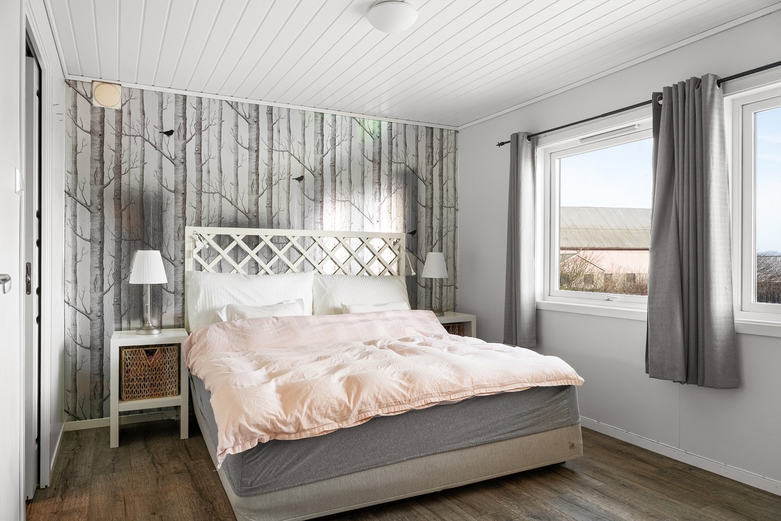 Boligen har fire romslige soverom, alle med vinduer som slipper inn naturlig lys og bidrar til en god og behagelig atmosfære. Galleribilde