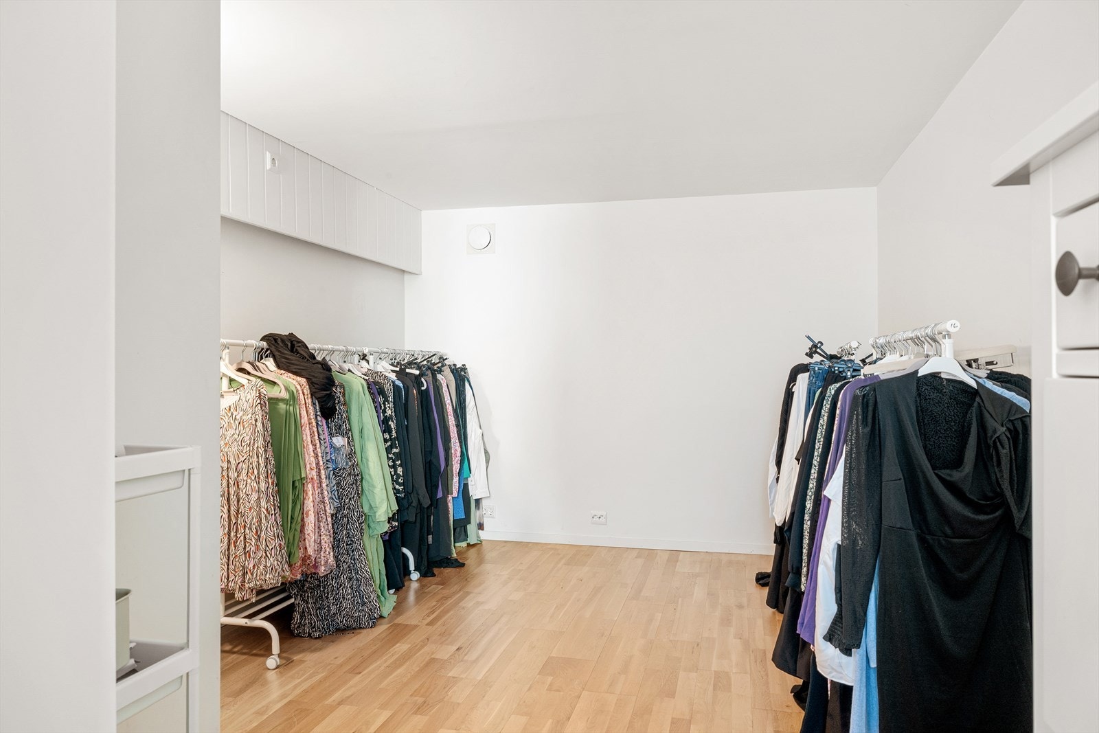 I underetasjen finner man rikelig med lagring- og oppbevaringsplass. Galleribilde