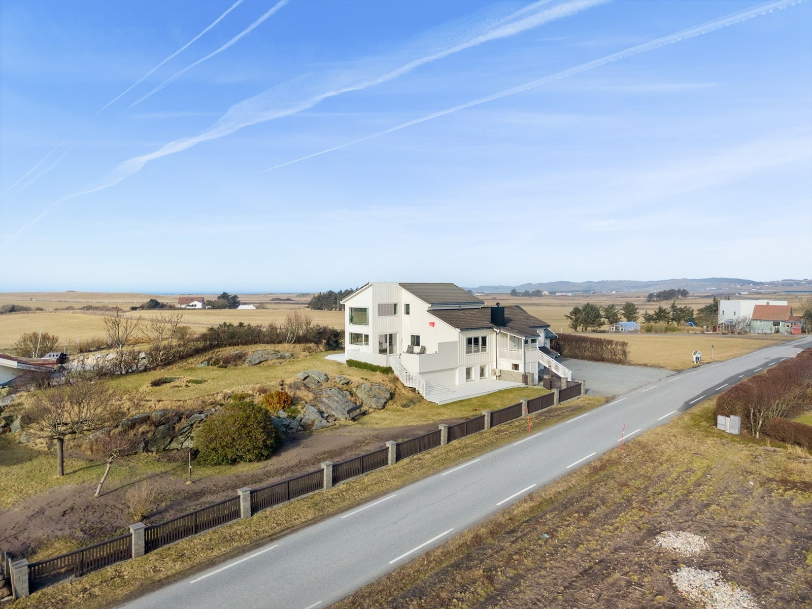 Hjemmet ligger i et vakkert landskap med kort avstand til sjøen, på Sele i Klepp kommune. Galleribilde