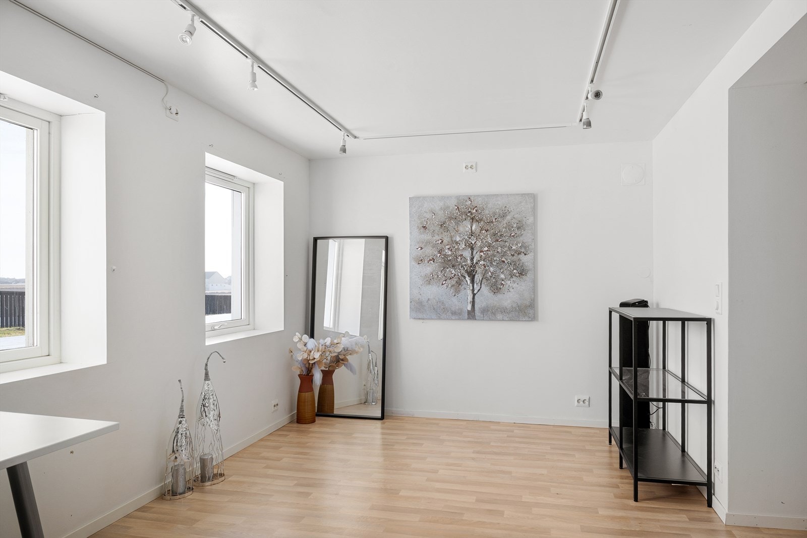 Det foreligger ikke originale byggetegninger på eiendommen fra byggeår. Dette medfører at megler ikke kan kontrollere at bruken av rommene i boligen samsvarer med det de er godkjent som. Galleribilde