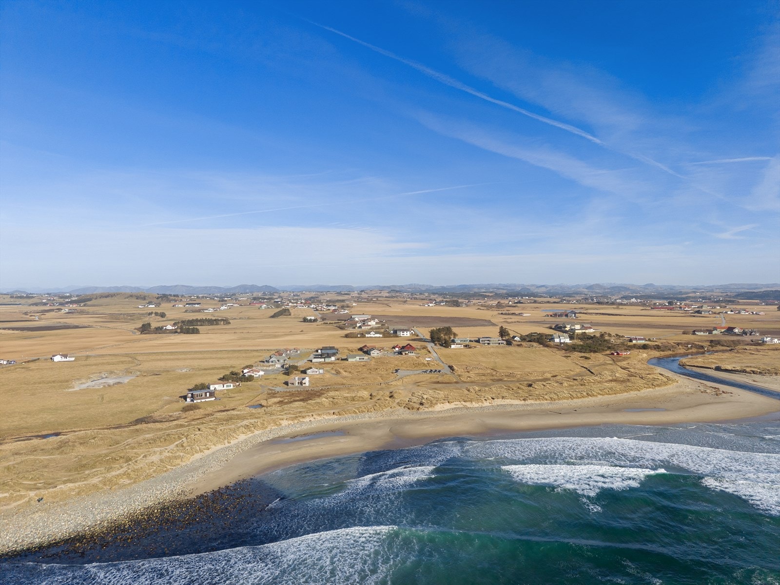 Her får du en romslig enebolig, stor tomt, sjøutsikt og nærhet til både strand og natur. En bolig som er like funksjonell som den er innbydende og som gir familien din gode rammer i mange år fremover. Galleribilde
