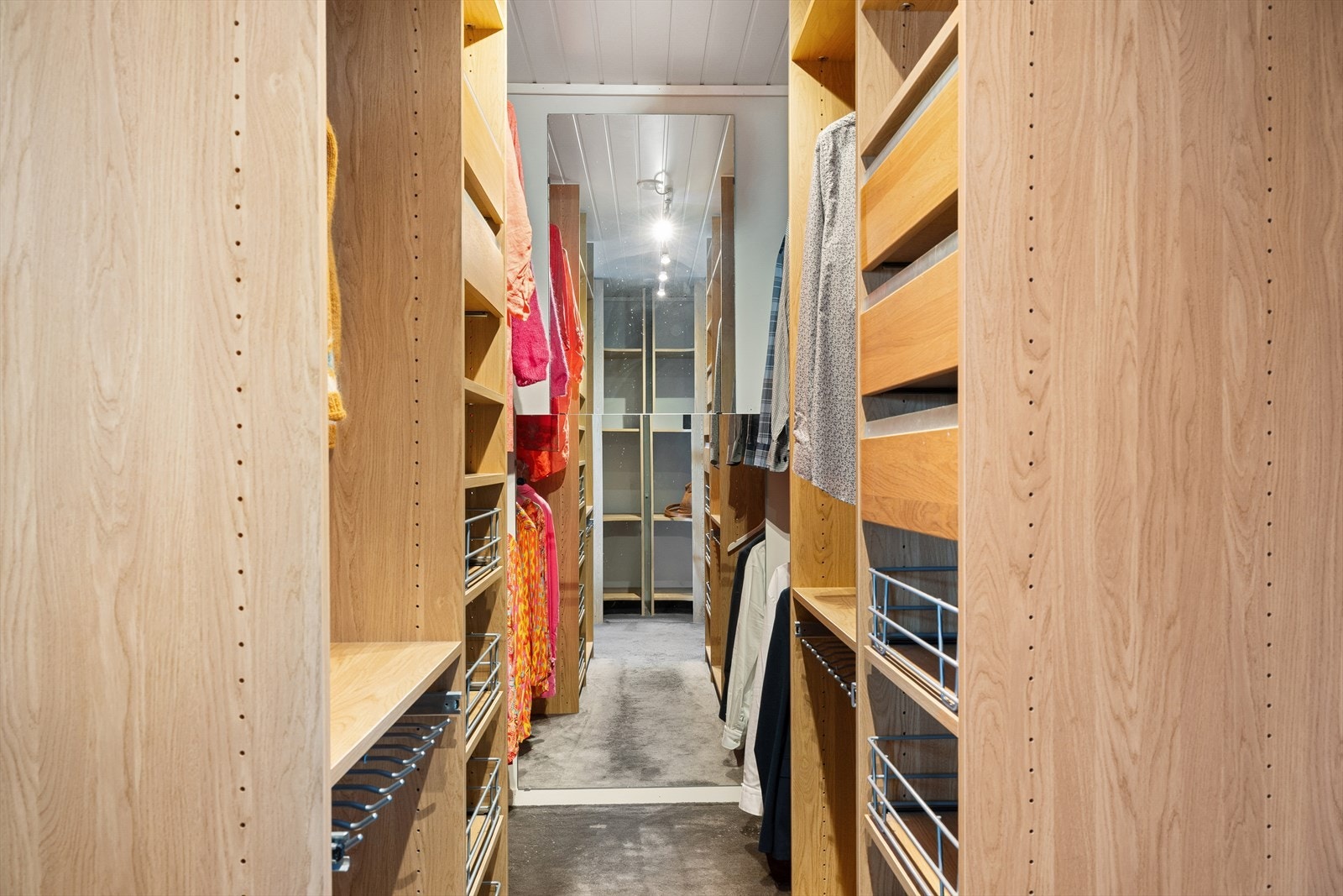 Fra hovedsoverommet har man tilgang til bad og walk-in garderobe. Galleribilde