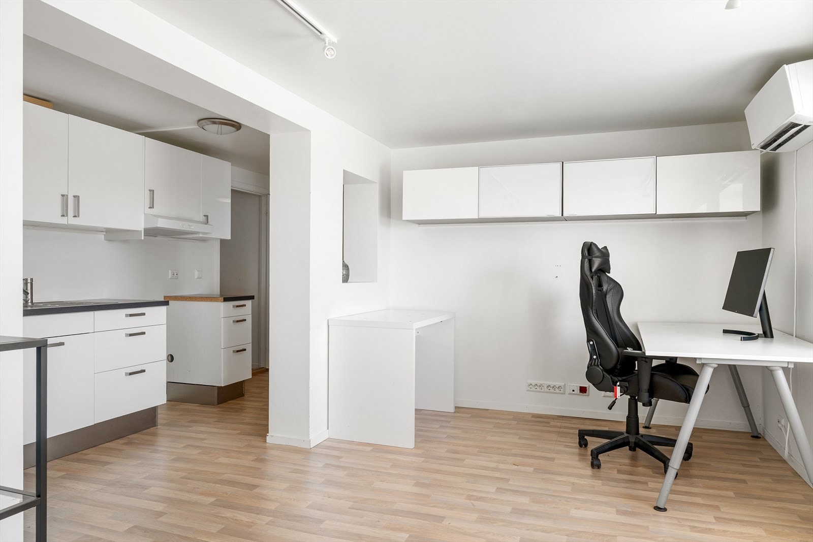 Underetasjen er innredet som hybel med egen stue- og kjøkkensone i åpen løsning. Galleribilde