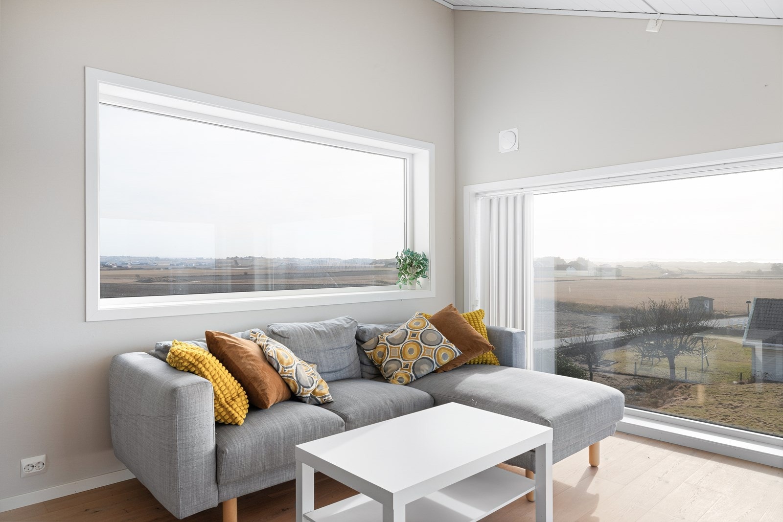 Vinduer i flere himmelretninger byr på ypperlige lysforhold og bidrar til at man kan nyte naturen innenfra. Galleribilde