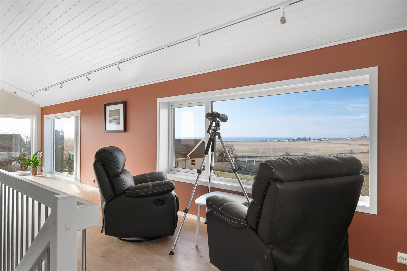 I øverste etasje får du en nydelig sjøutsikt i loftstuen. Galleribilde