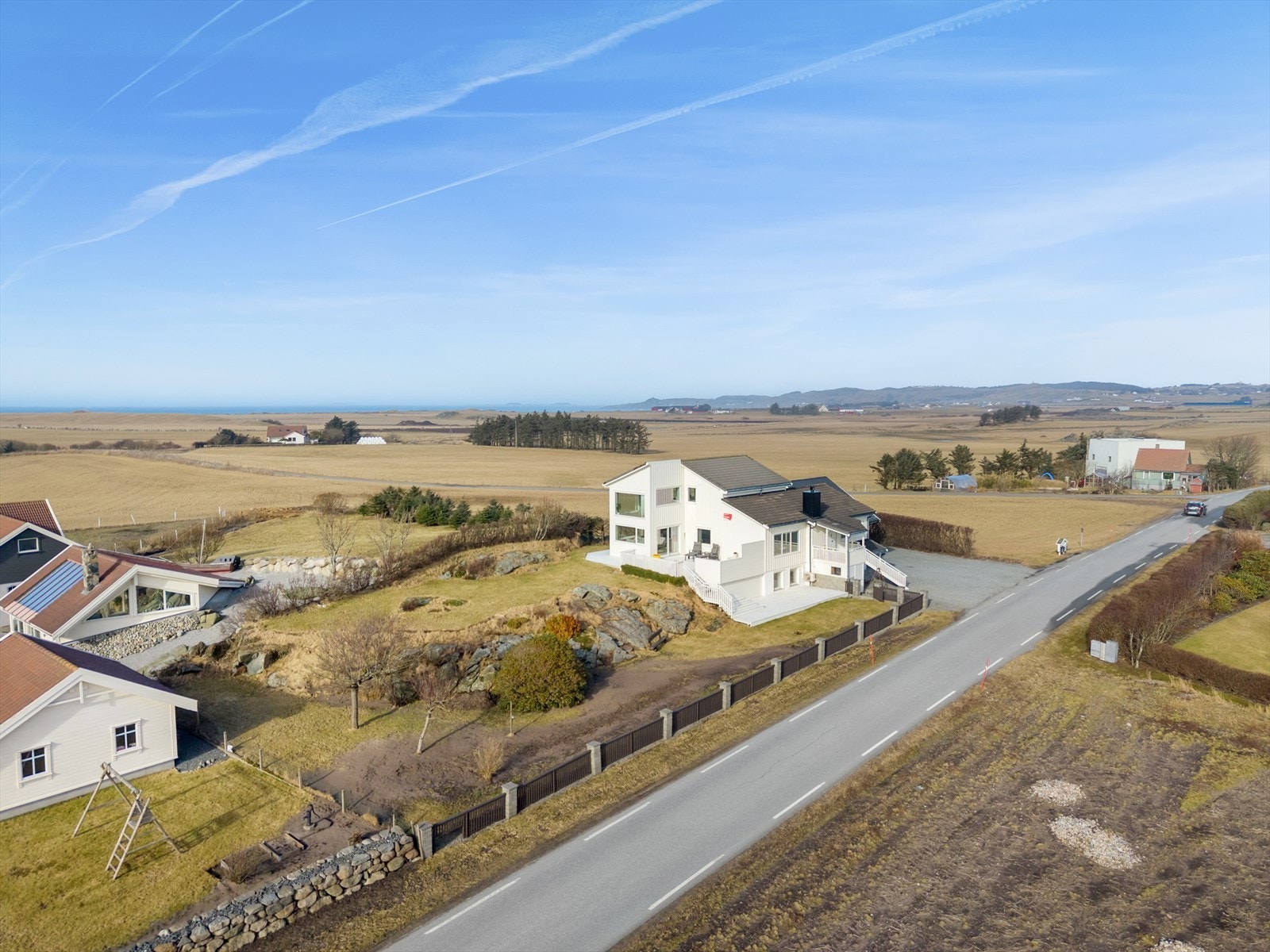 Boligen har en flott plassering og ligger i umiddelbar nærhet til stranda og Figgjo elva. Stranden og kysten brukes året rundt, enten til bading, bølgesurfing eller turer i sanden. Galleribilde