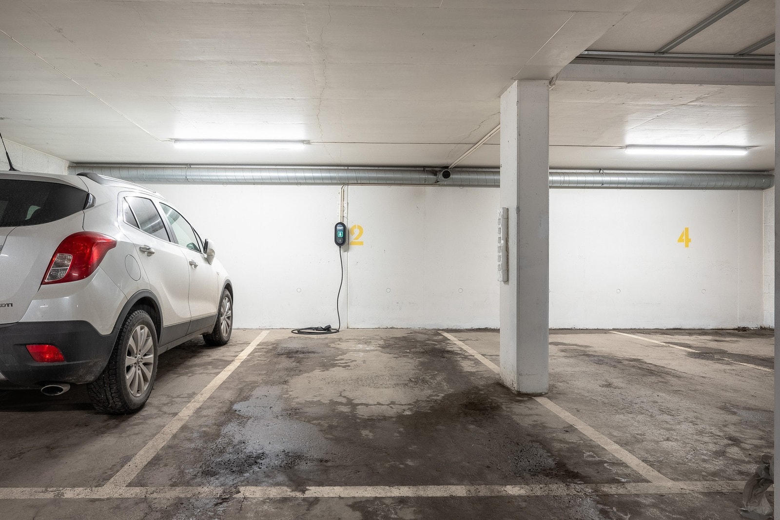 Det medfølger en parkeringsplass (nr. 2) med elbil-lader i felles garasjekjeller. Galleribilde