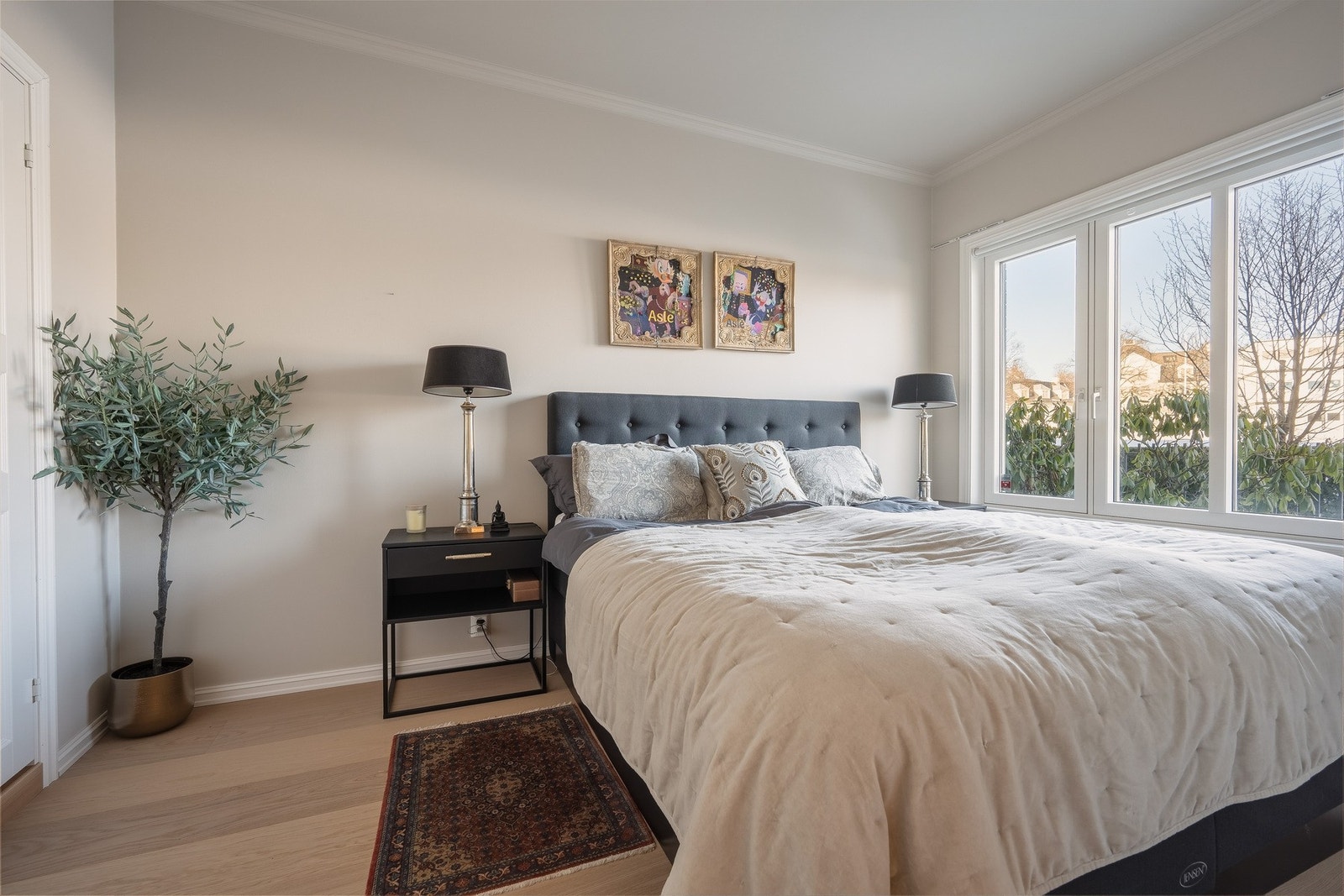 Hovedsoverommet fremstår romslig med god plass til dobbeltseng, tilhørende nattbord og ulike oppbevaringsløsninger. Galleribilde