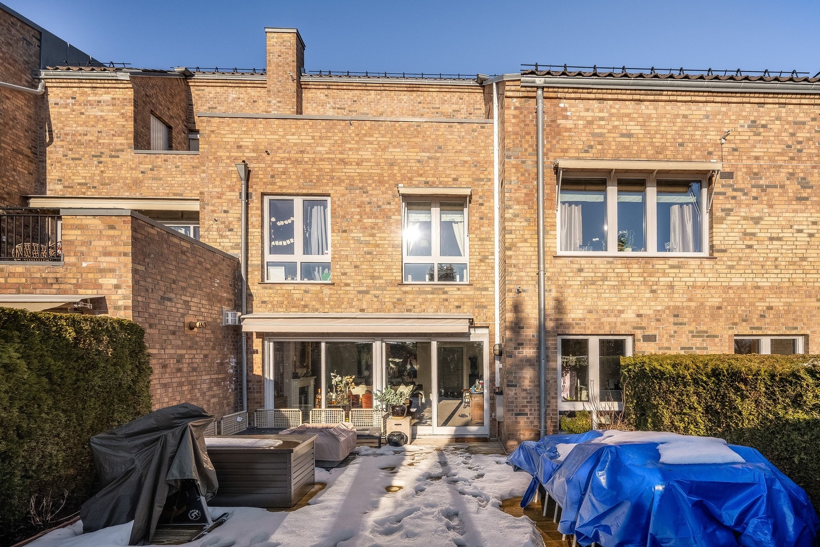 Her kan du nyte solen i flotte omgivelser, med rikelig plass til både loungemøbler, spisegruppe og planter. Galleribilde