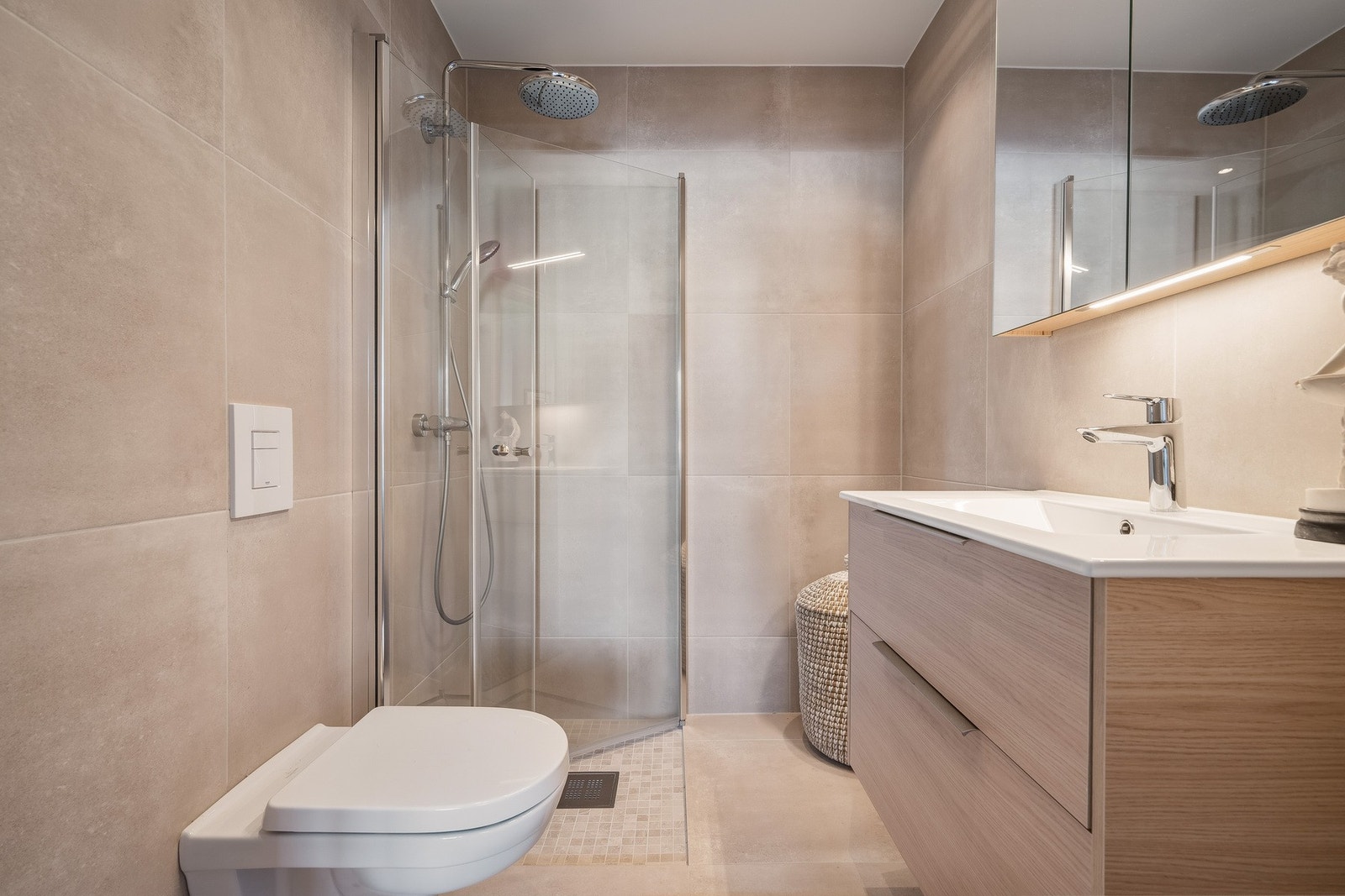 Lekkert bad fra 2025, hvor moderne løsninger møter tidløs eleganse. Galleribilde