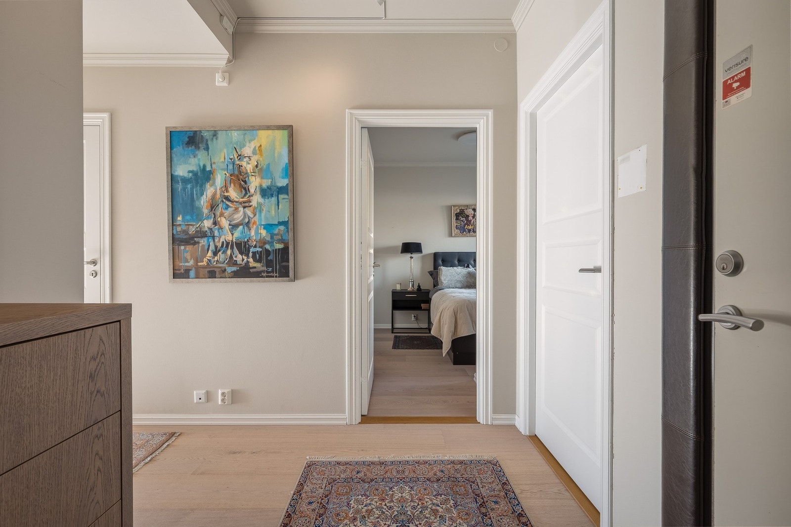 Lys og innbydende entré som binder de øvrige rommene i boligen sammen på en naturlig måte. Galleribilde