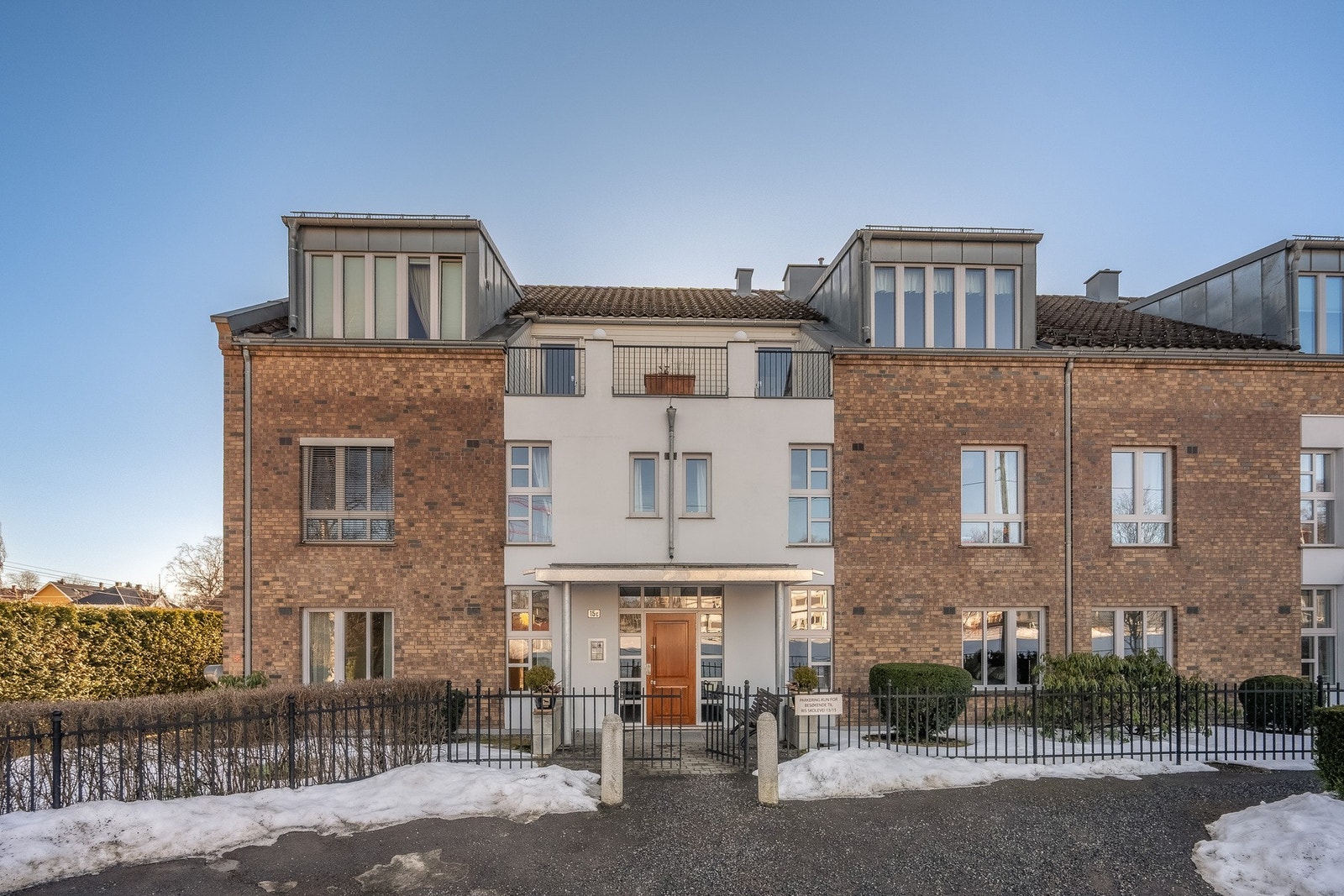 Bygningen er plassert i rolige og skjermede omgivelser en kort spasertur fra Vinderen sentrum. Galleribilde