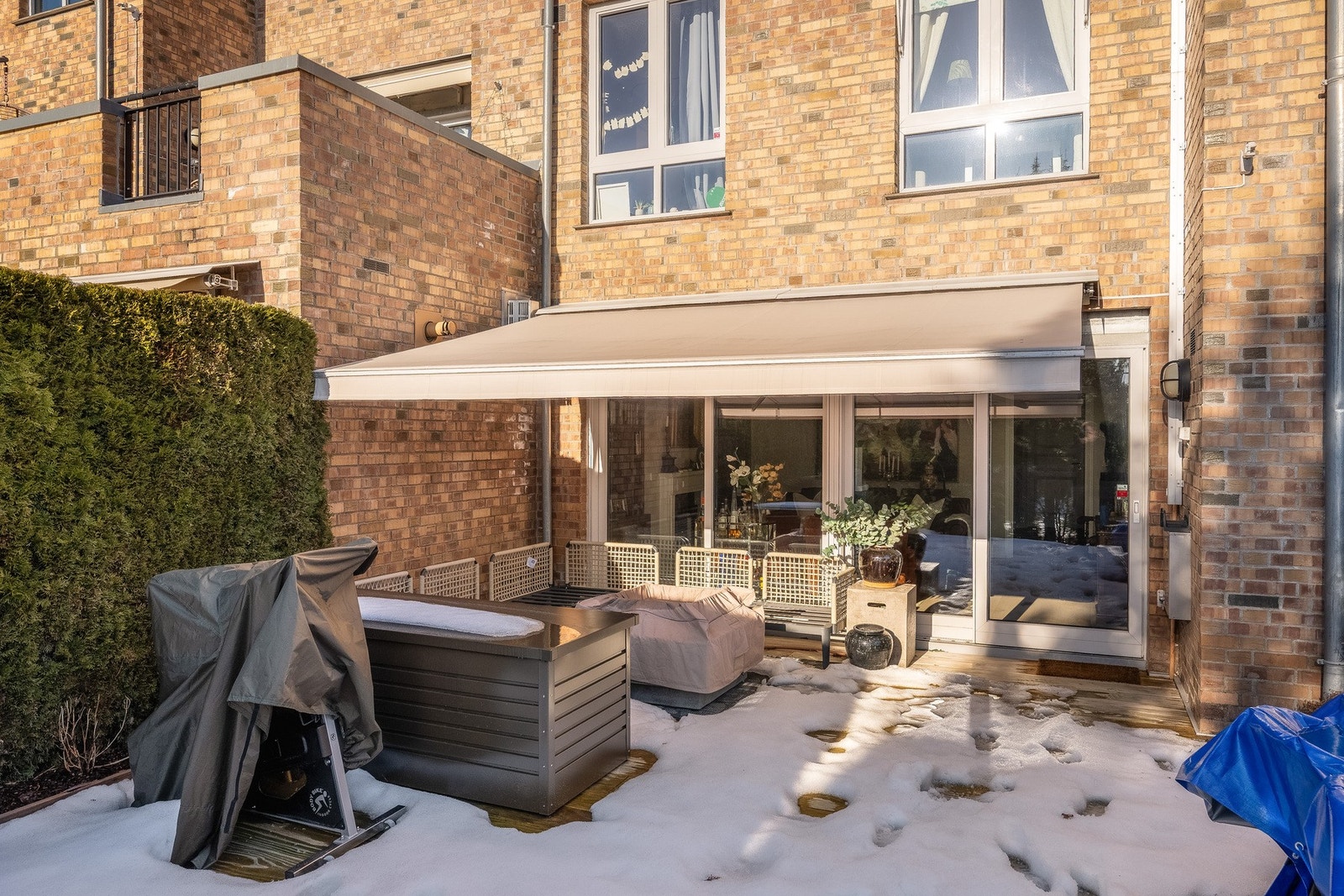 Terrasseplattingen ble oppgradert i 2025, med tilhørende bed i forlengelse beplantet med stauder, samt ny markiseduk. Galleribilde