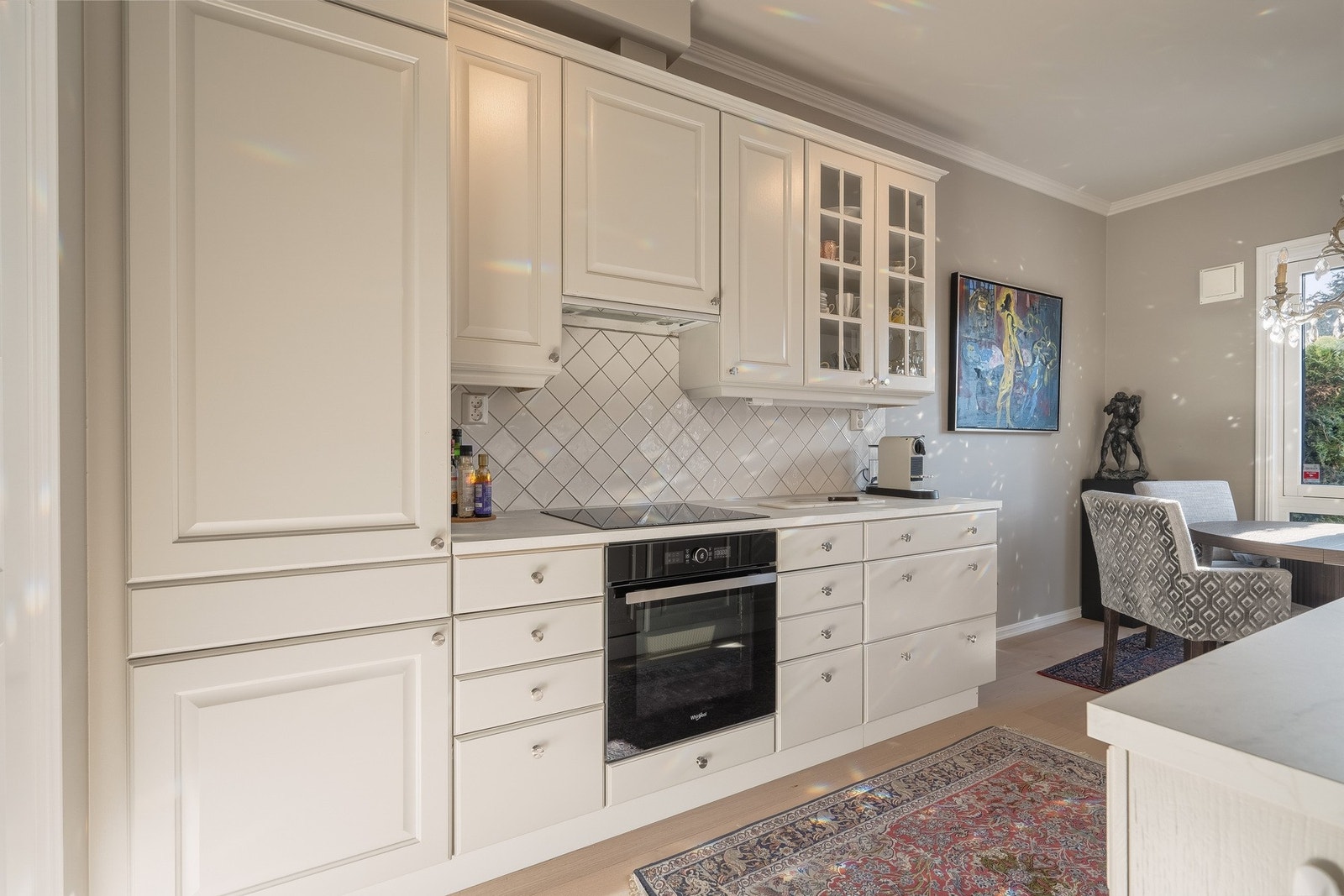 Integrert belysning under overskap, nedfelt kum og armaturer fra Grohe. Galleribilde