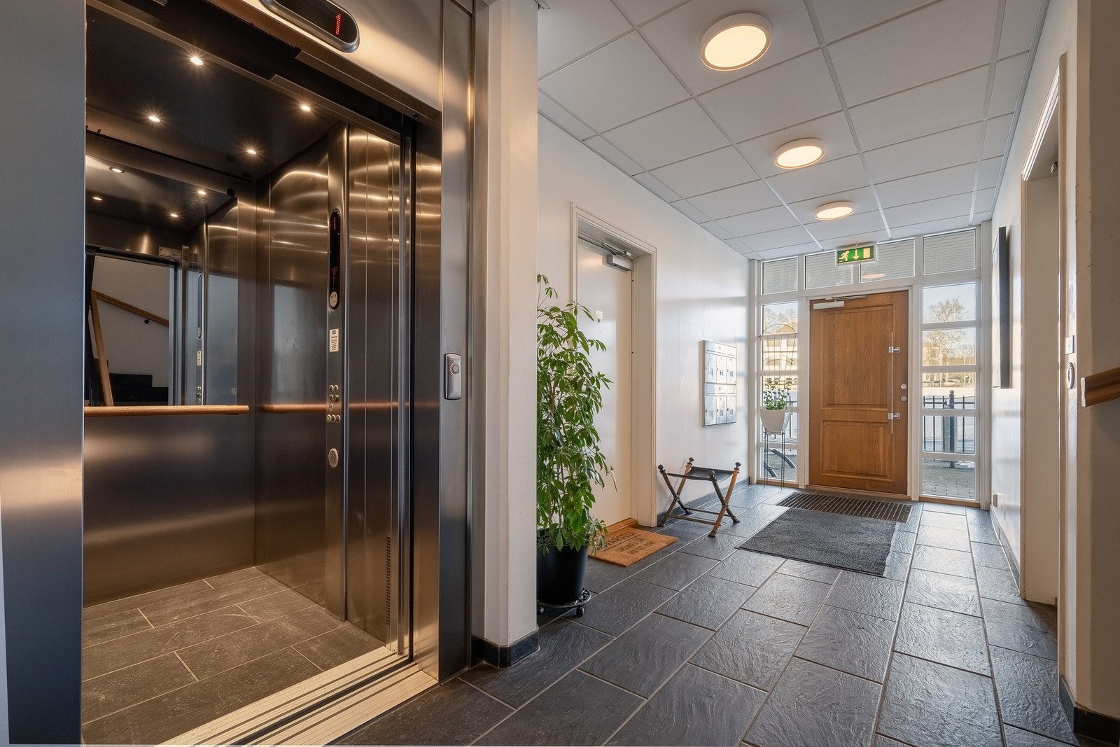 Felles oppgang med heis. Leiligheten disponerer også to gode boder i kjeller på 7 m² og 4,6 m². Galleribilde