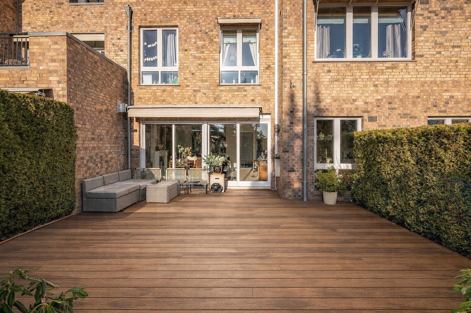 Livet utendørs nytes på en stor, usjenert terrasse med gode solforhold. (AI-redigert - avvik kan derfor forekomme) Galleribilde