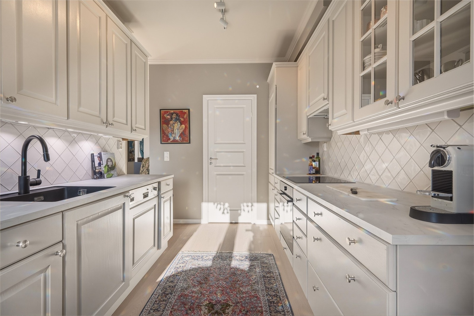 Kjøkkenet er adskilt fra stuen og har tilgang til praktisk bod. Galleribilde