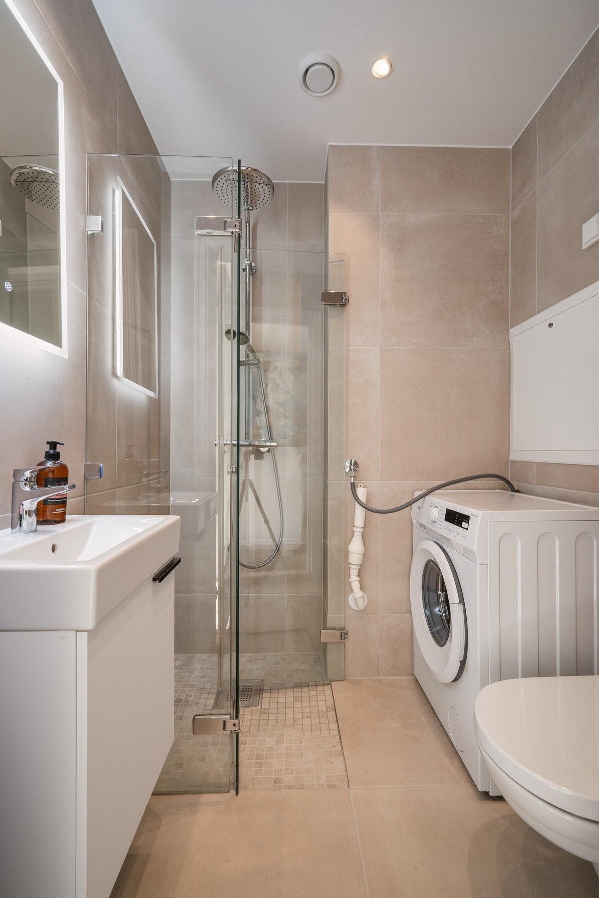 Med adkomst fra entré/gang ligger boligens andre baderom. Badet ble renovert i 2025 og er utstyrt med behagelig gulvvarme. Galleribilde