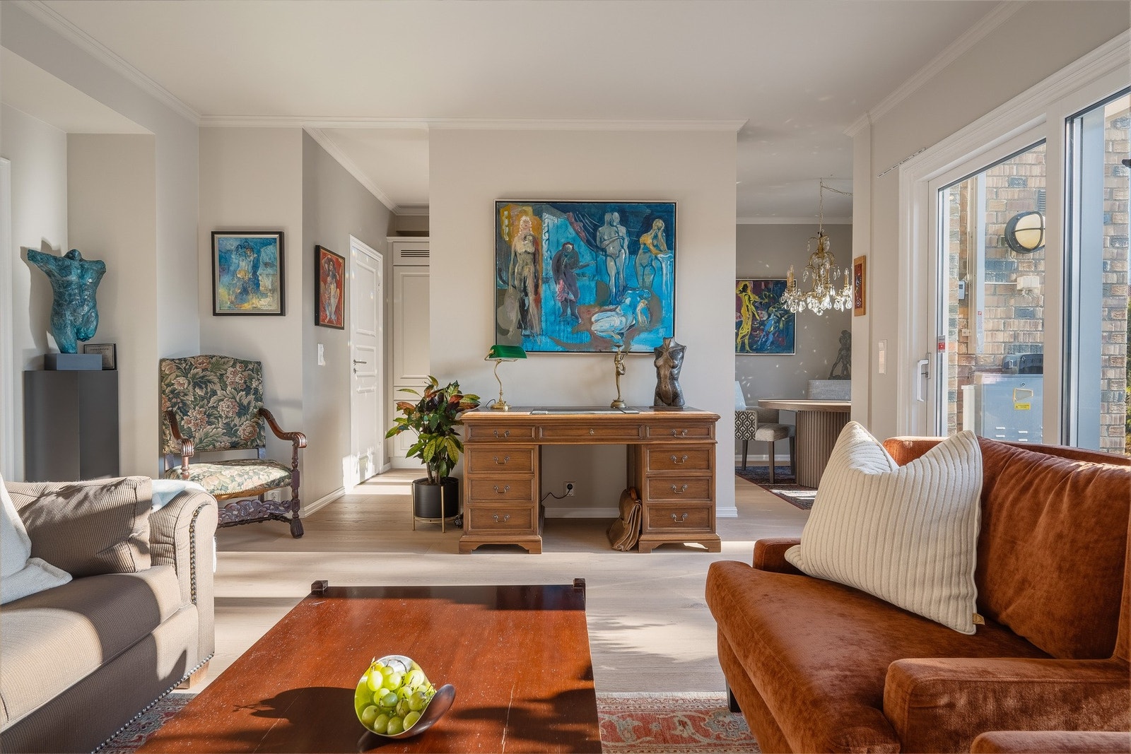 Overflatene er malt i tidløse farger og gulvet er belagt med énstavs eikeparkett. Galleribilde