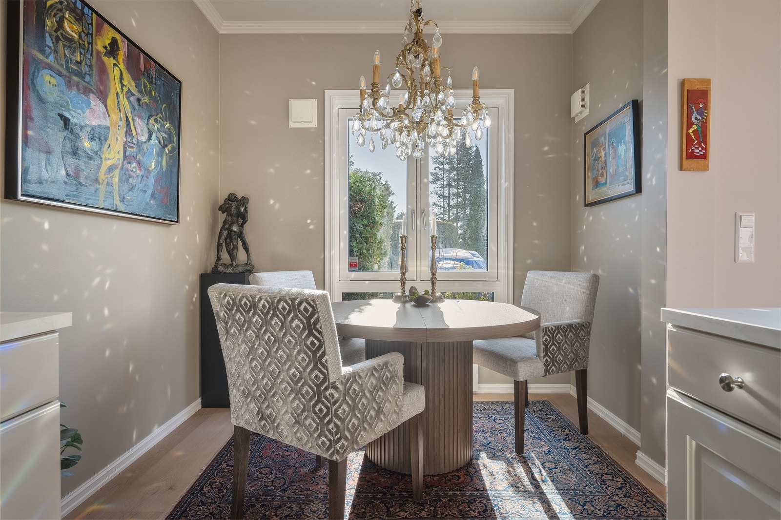 Sosialt og hyggelig kjøkken med spiseplass. Galleribilde