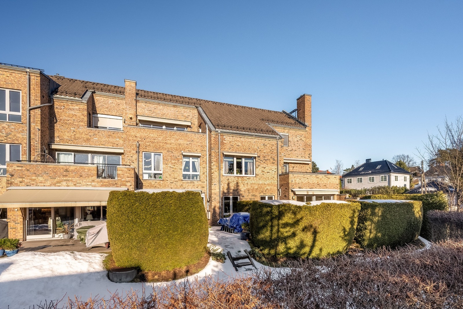 Nyere leilighetsbygg fra 2004 med fasader i tegl. Galleribilde