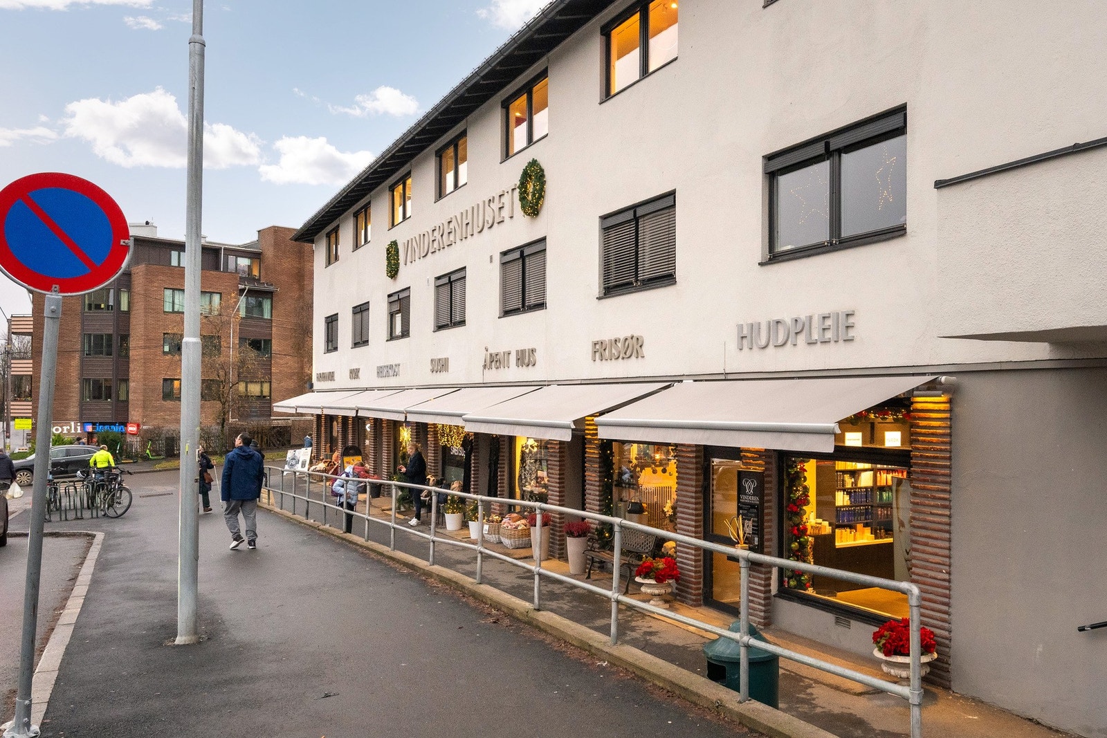 Vinderen sentrum byr på gode servicetilbud og fasiliteter med både dagligvarebutikker, treningssentre og hyggelige caféer i nærheten. Galleribilde