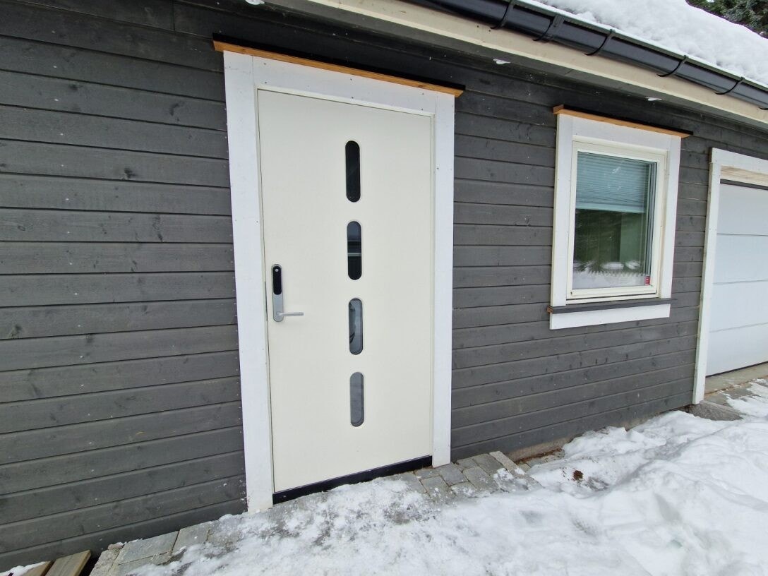 Nyere påbygg med steinlagt inngangsparti. Galleribilde