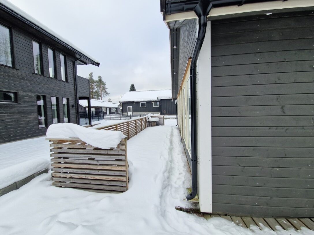 Terrasse med adkomst til hageflekk. Galleribilde