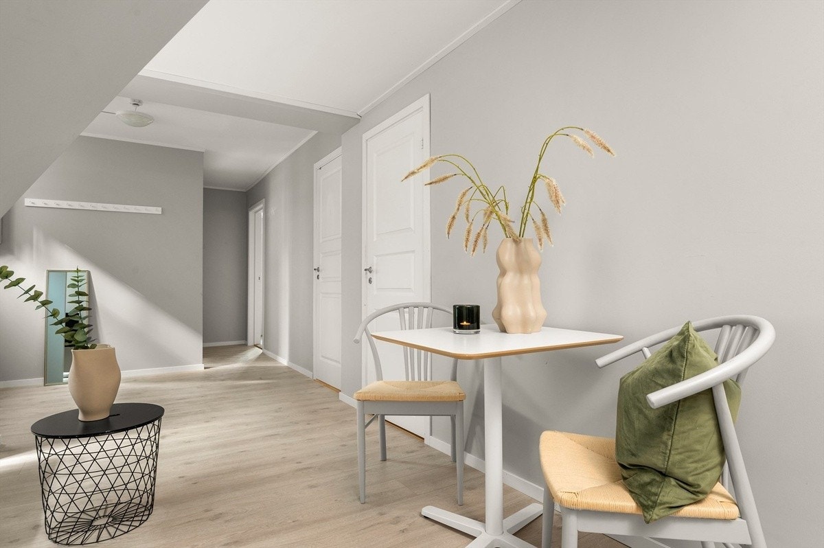 Entreen er romslig og er i tilknytning til bad og soverom. Galleribilde