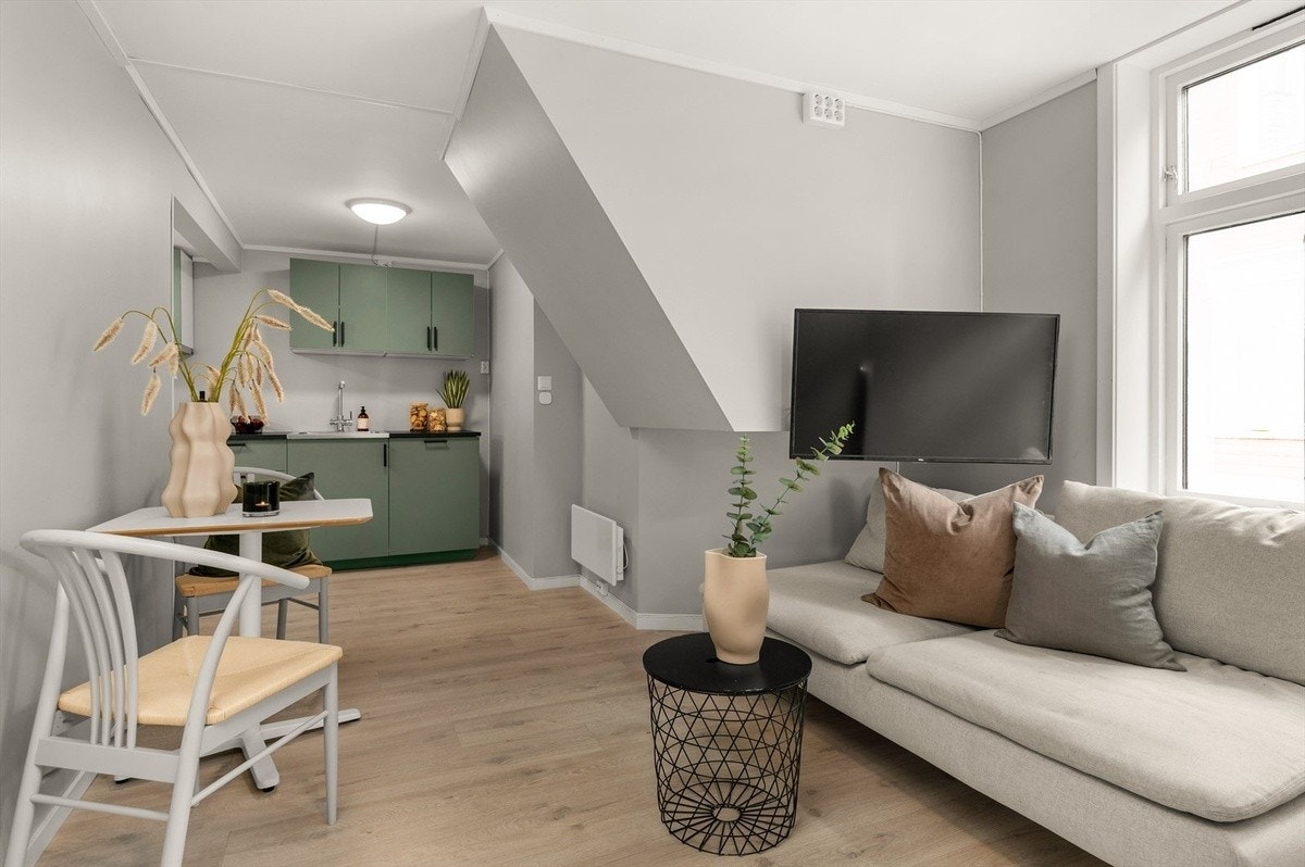 Leiligheten har en koselig stueseksjon med sofa og spisegruppe på 13,5 kvm. Galleribilde