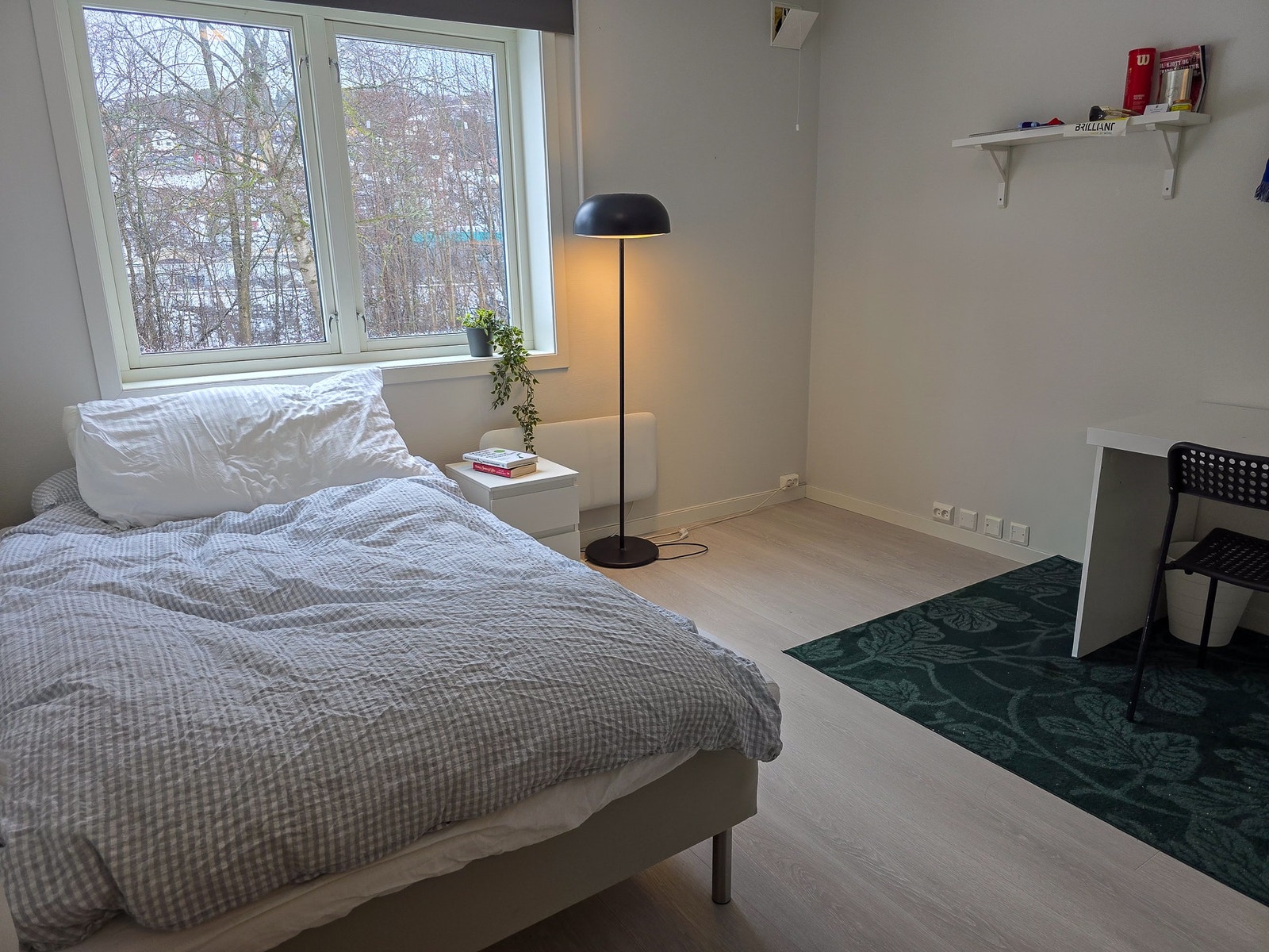 Soverom med stort vindu. Galleribilde