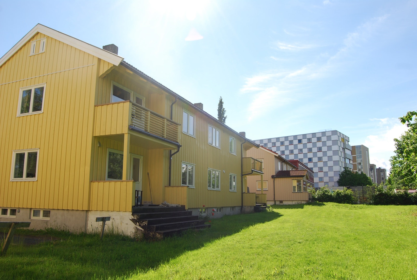 Her kan man nyte fine sommerdager. Hagen vedlikeholdes av utleier. Galleribilde