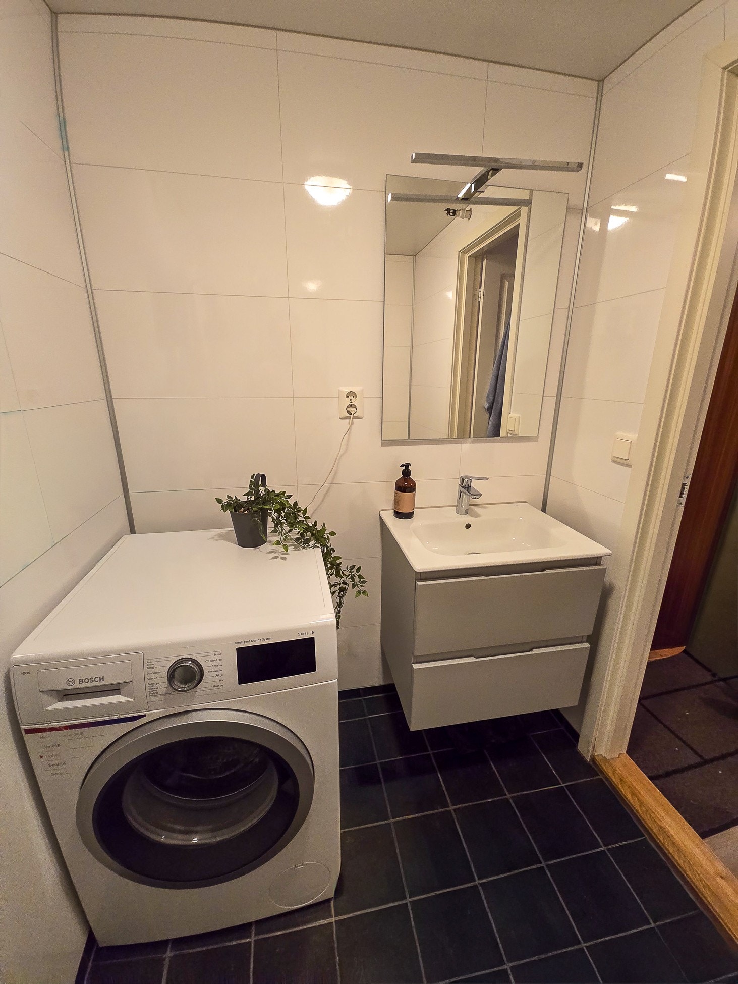 Bad med servantskap, vaskemaskin, dusj og wc. Galleribilde
