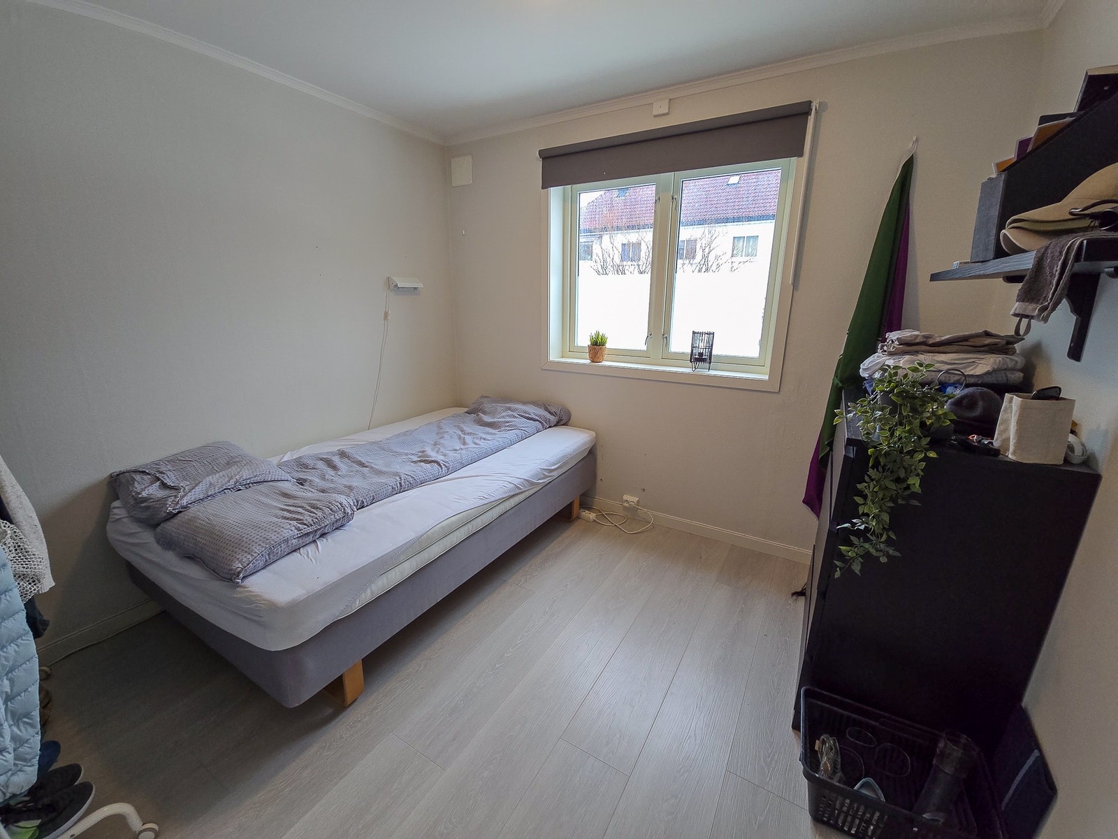Soverom med stort vindu. Galleribilde
