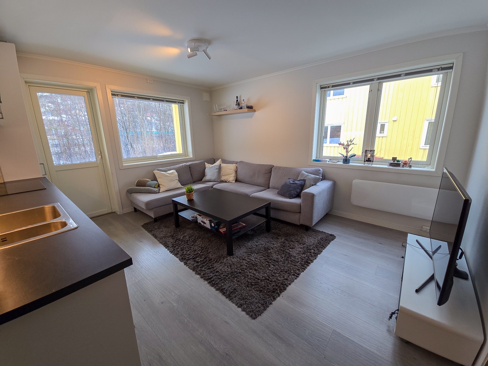 Lys og koselig leilighet med moderne standard. Åpen stue- / kjøkkenløsning med utgang til veranda/hage. Galleribilde