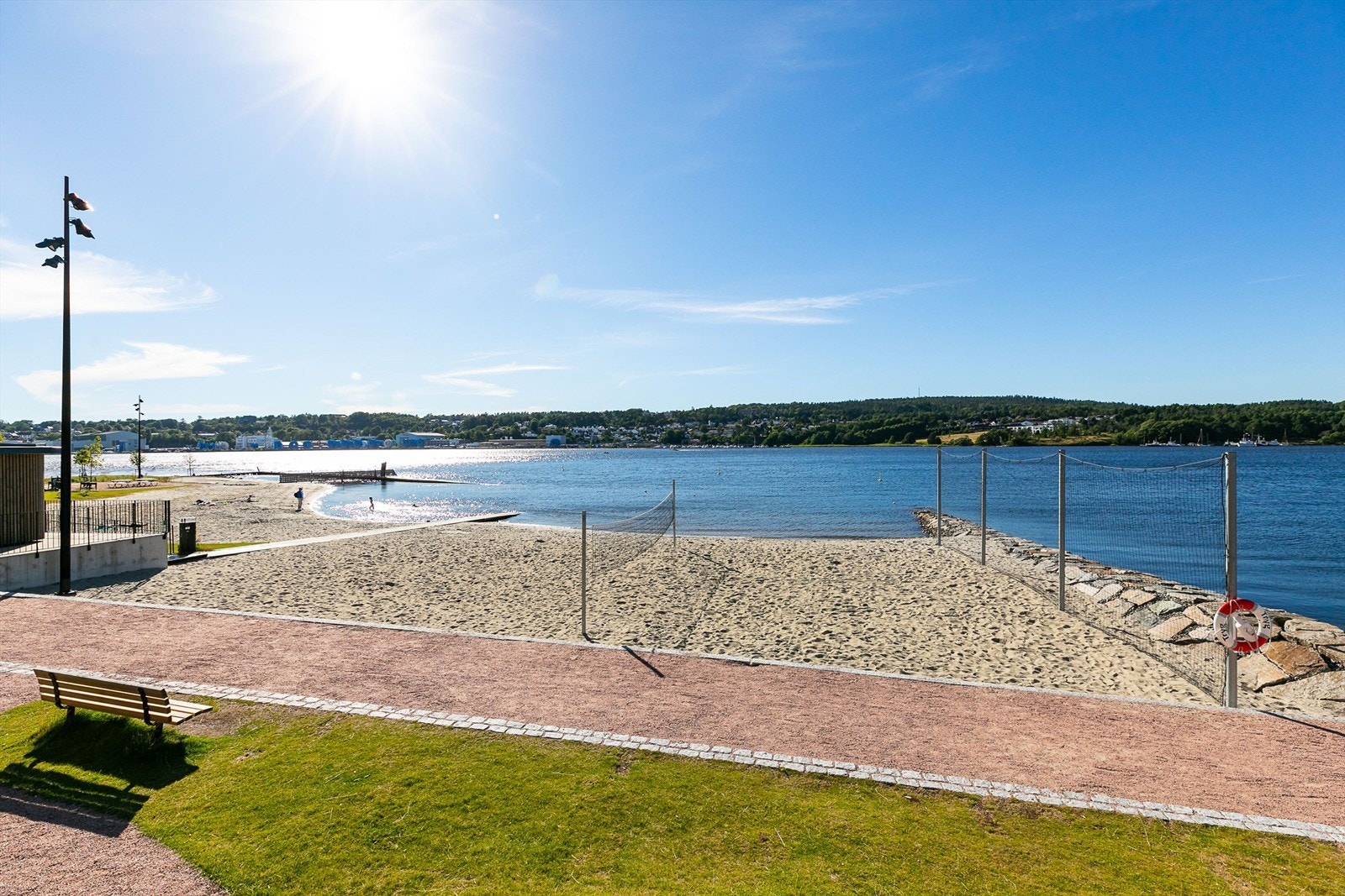 Fra leiligheten er det slippers-avstand til den flotte parken ytterst på Verket, med blant annet stor sandstrand. Galleribilde