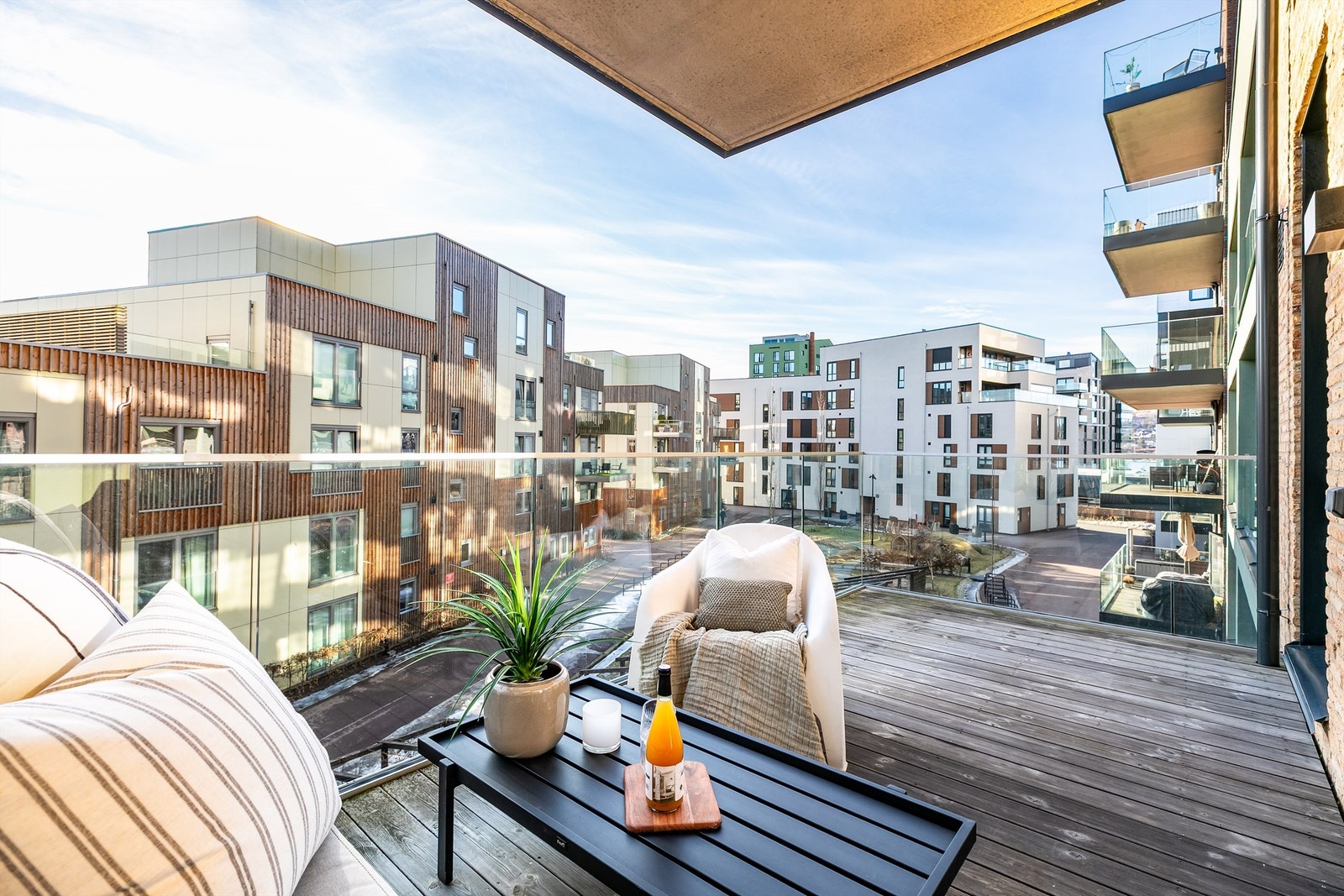 Delikat rekkverk av stolpefritt glass ivaretar både utsikten og de gode solforholdene på balkongen. Galleribilde