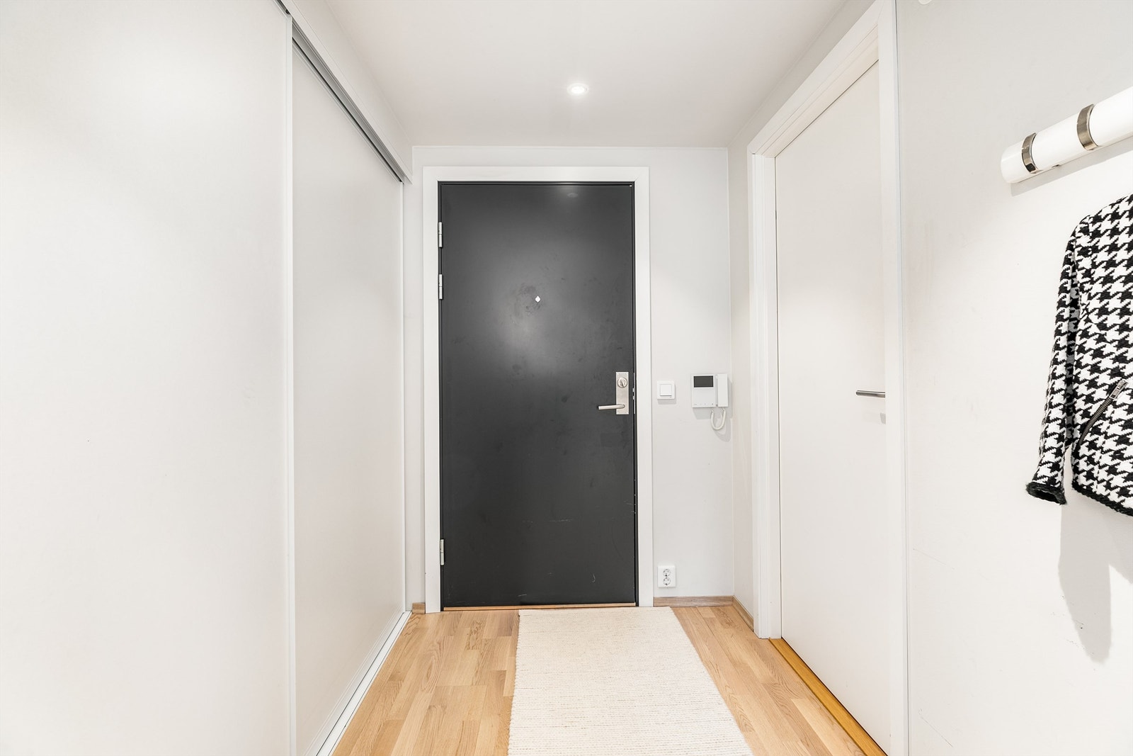 Leilighetens innvendige bod er lett tilgjengelig fra entreen og avskjermet med skyvedører. Galleribilde