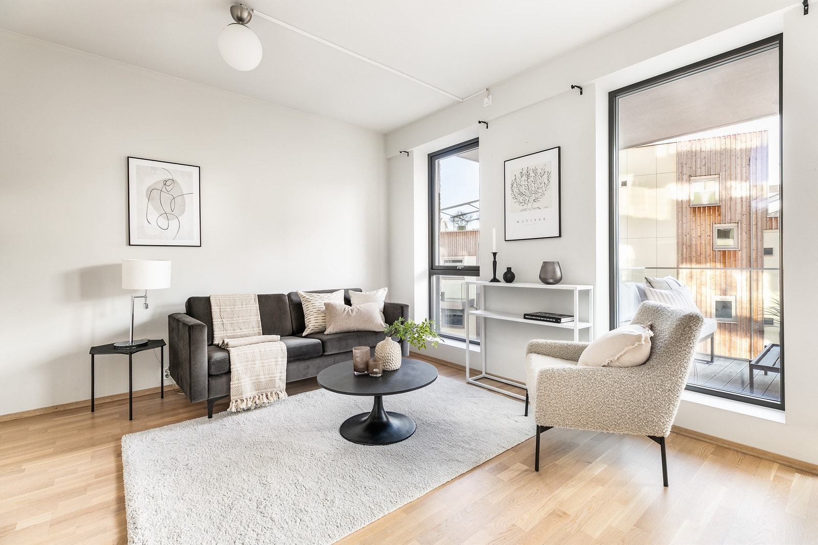 Gulvene er i alle rom utenom badet av eikeparkett. Vegger og himlinger har glatte flater det er enkelt å male over om du vil gjøre egne fargevalg. Galleribilde