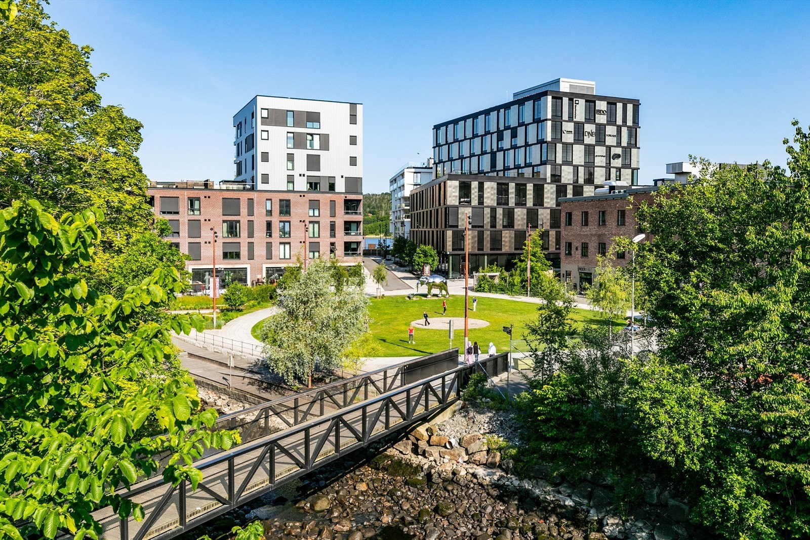 Langs Mosseelva er det anlagt en vakker grusgang med bugnende beplantning langs sidene. Det er også lagt ut flytebrygge der kajakk enkelt kan sjøsettes. Galleribilde