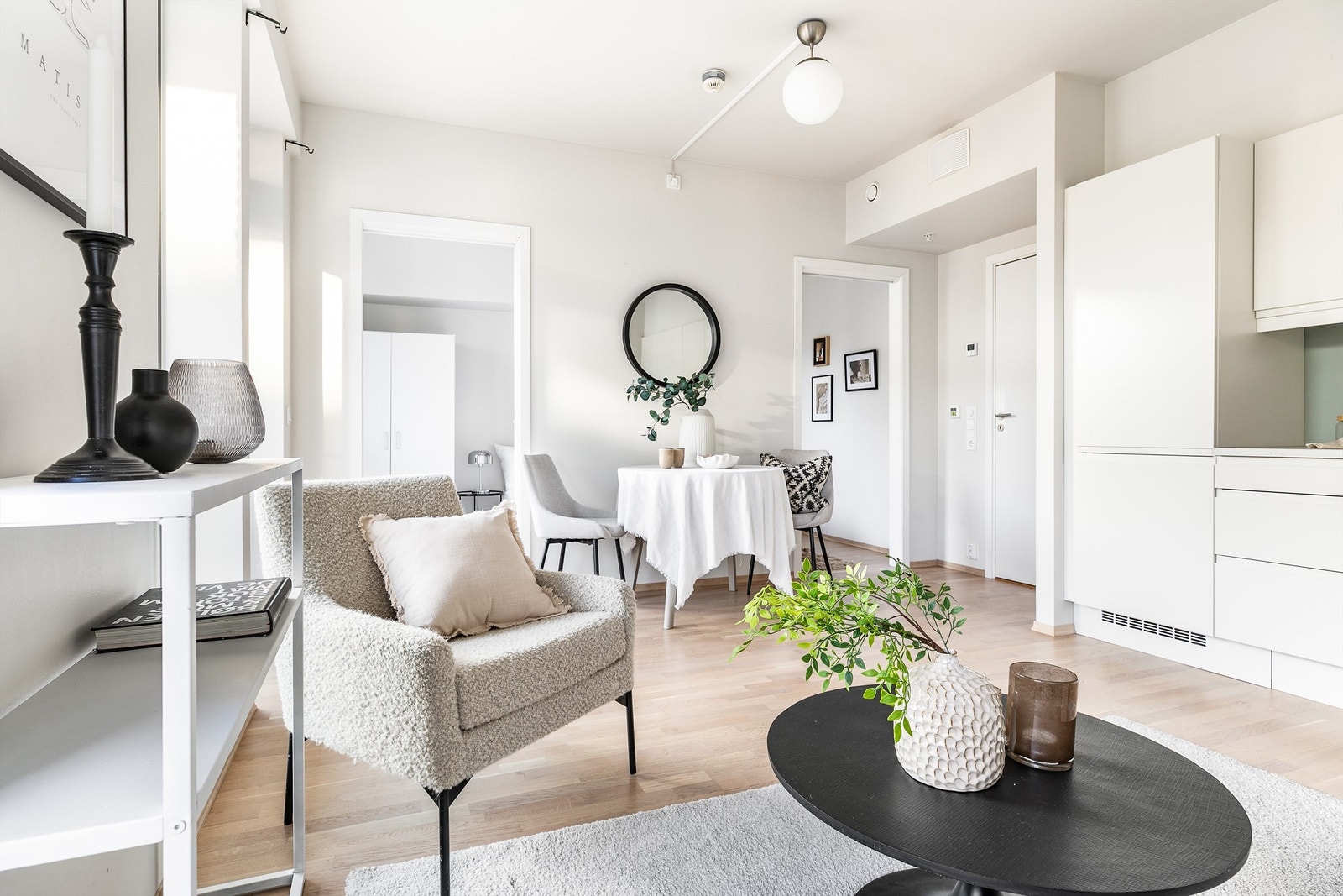 Mellom stuen og soverommet er det plassbesparende skyvedører. Disse leder direkte til hver side av en eventuell dobbeltseng. Galleribilde